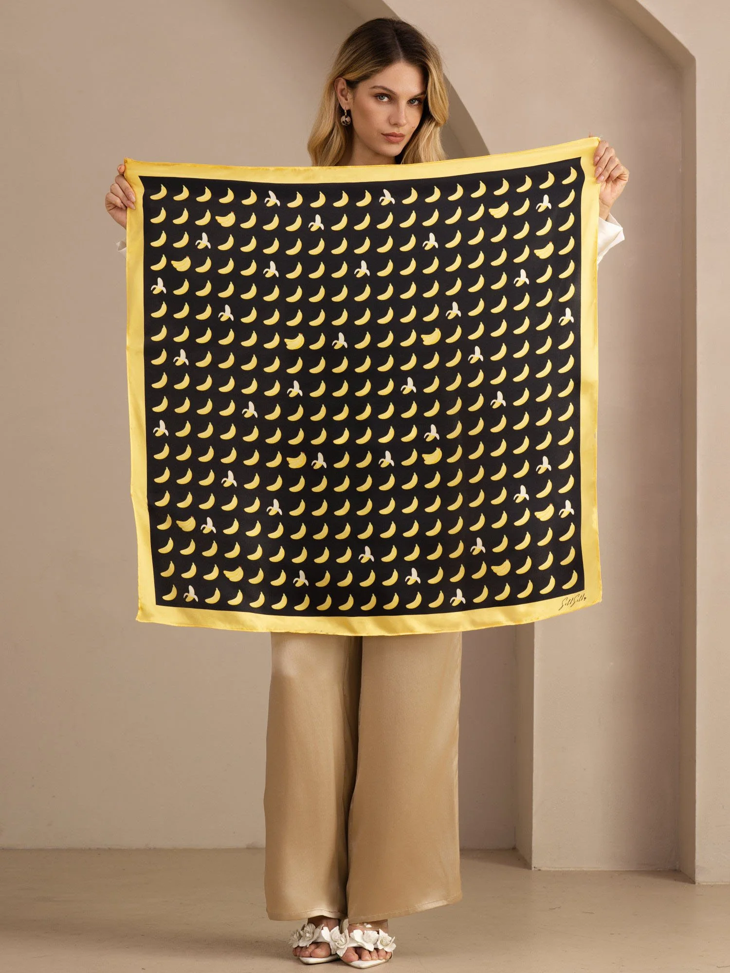 Tørklæde I 100 Procent Morbærsilke Med Bananmønster Størrelse 90 x 90 cm - Image 4