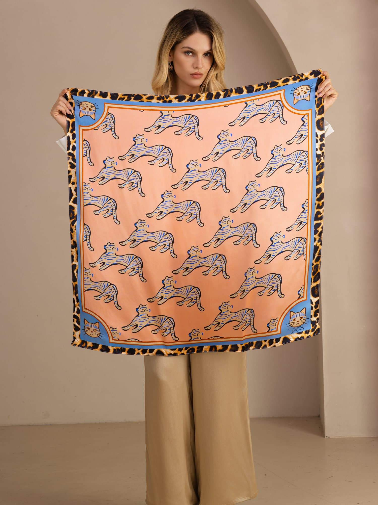 Tørklæde I 100 Procent Morbærsilke Med Kattemønster Størrelse 90 x 90 cm - Image 3