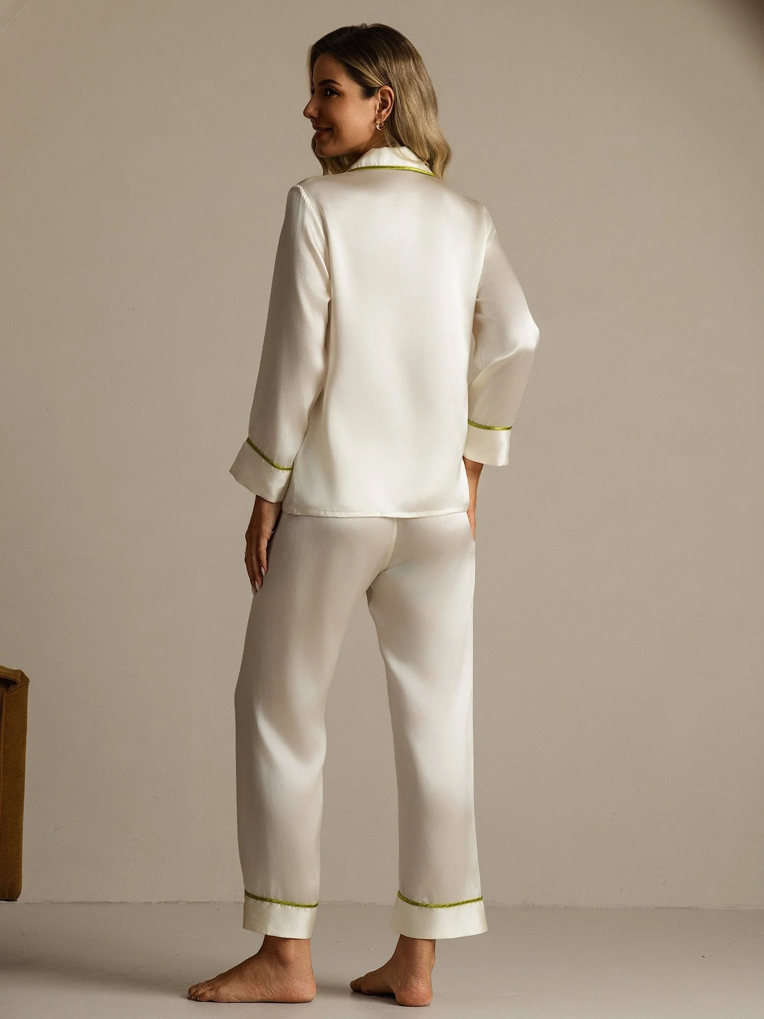 100% Morbær Silke Klassisk Pyjamassæt - Image 2
