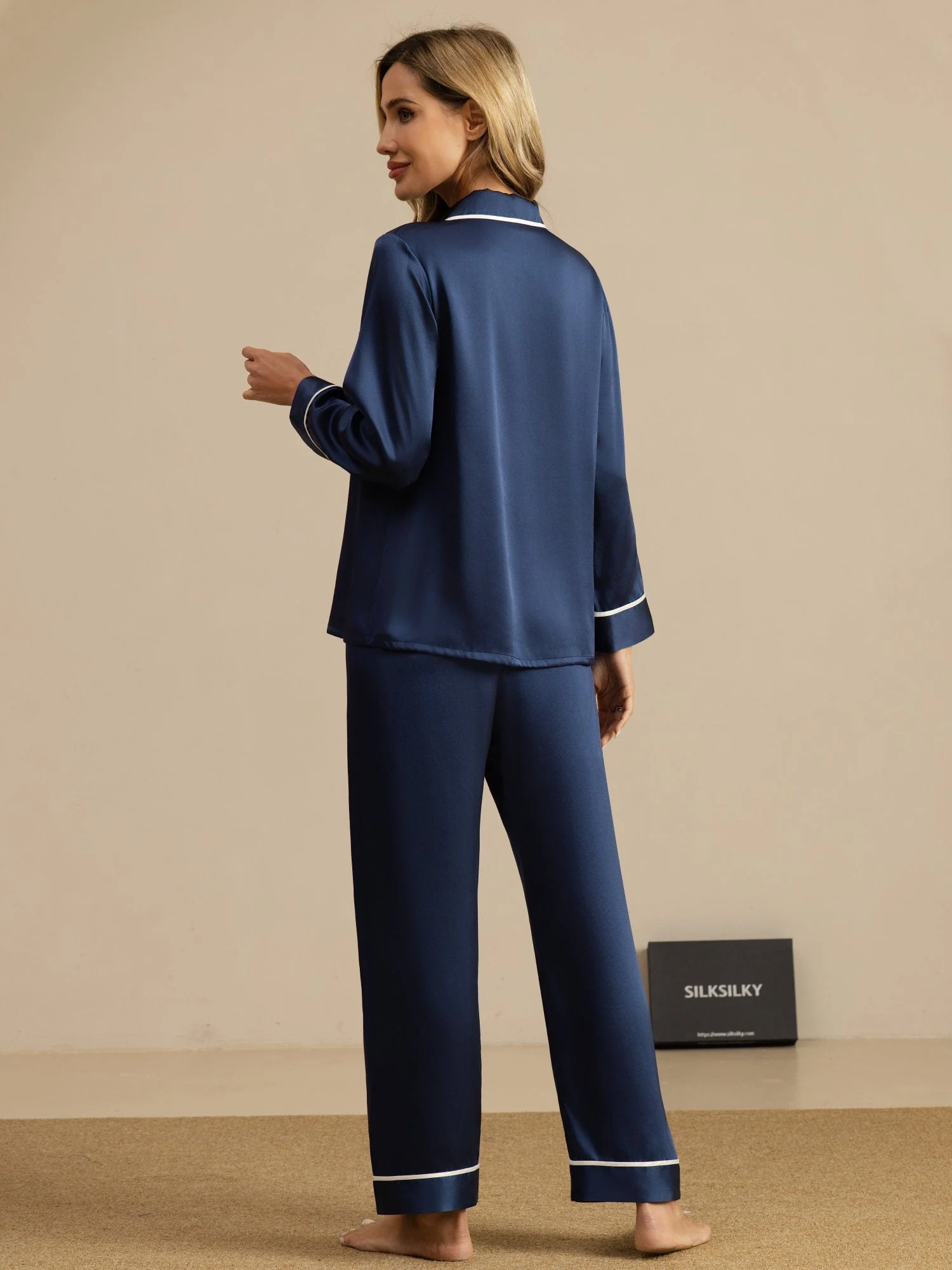 100% Morbær Silke Klassisk Pyjamassæt - Image 36