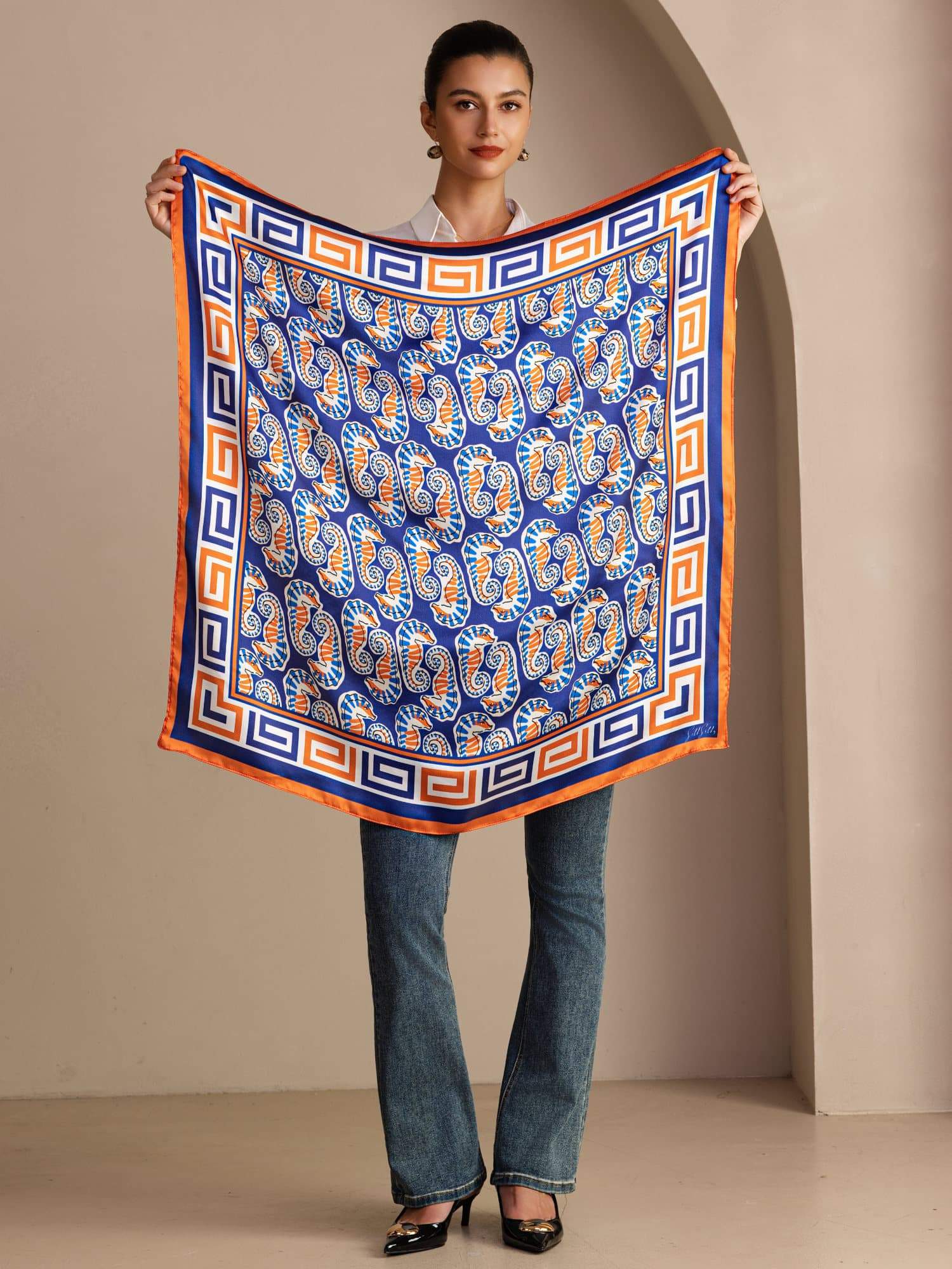Tørklæde I 100 Procent Morbærsilke Med Søhestemønster Størrelse 90 x 90 cm - Image 3