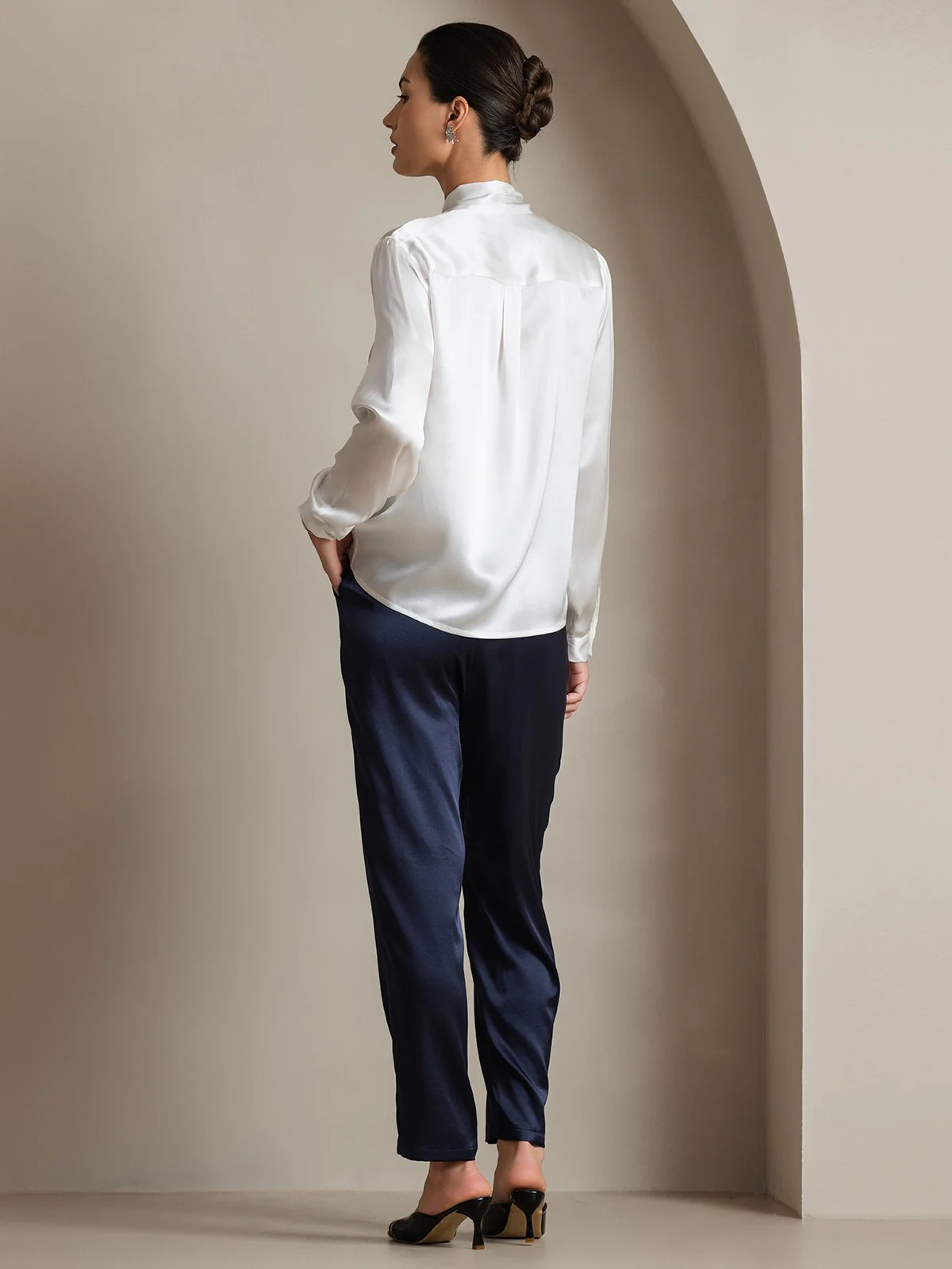19 Momme Elegant Silke Skjorte med Slipskrave og Lange Ærmer - Image 2
