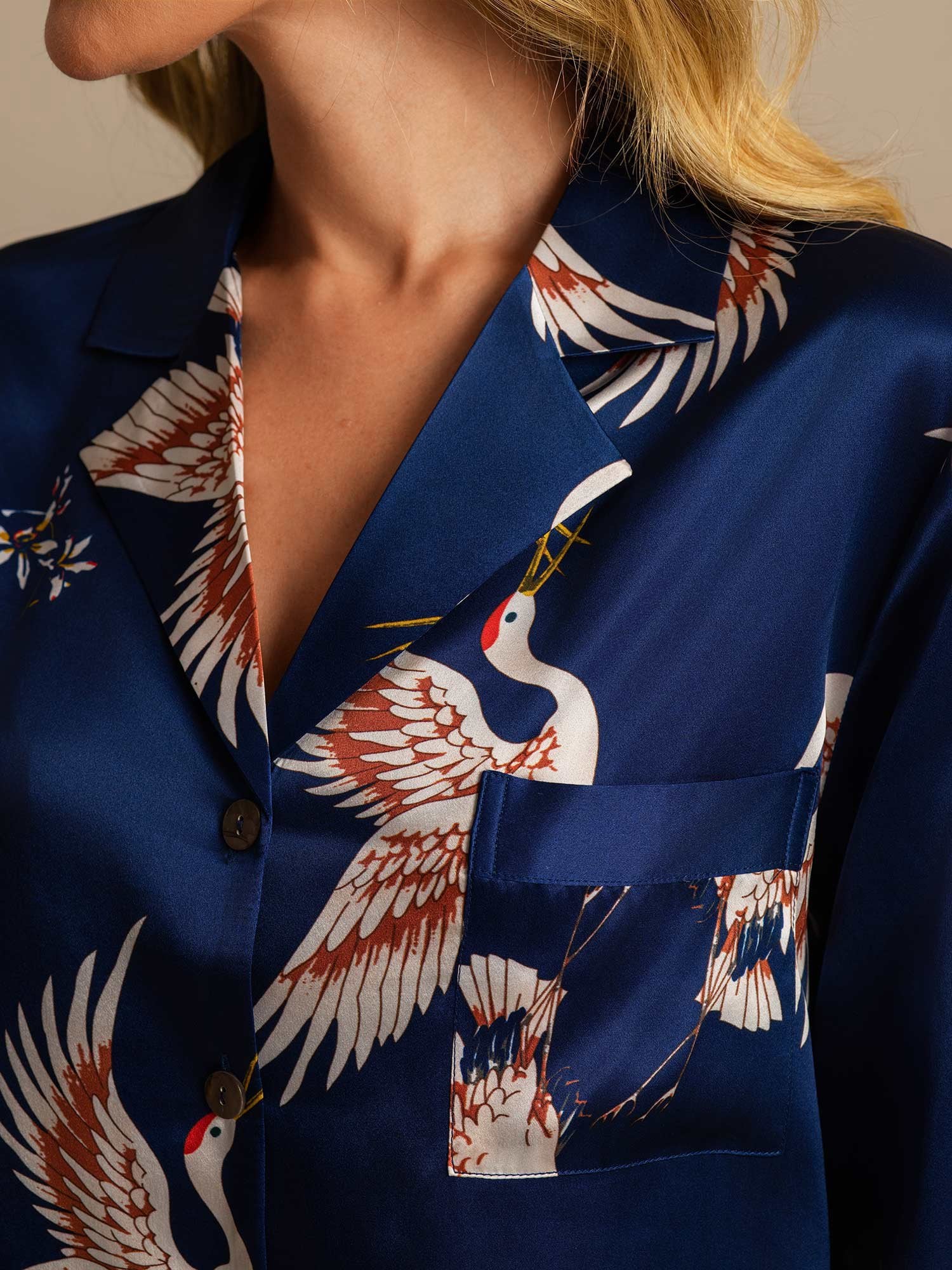 19Momme Ren Silke Kraneprint Natskjorte med High-Low Kant - Image 4