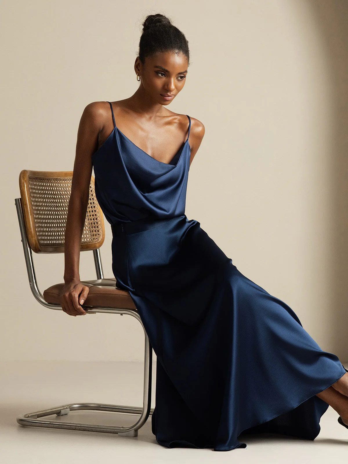 19Momme Silke Cowl Neck Spaghetti Strap Camisole Top & A-Linje Maxi Skirt
