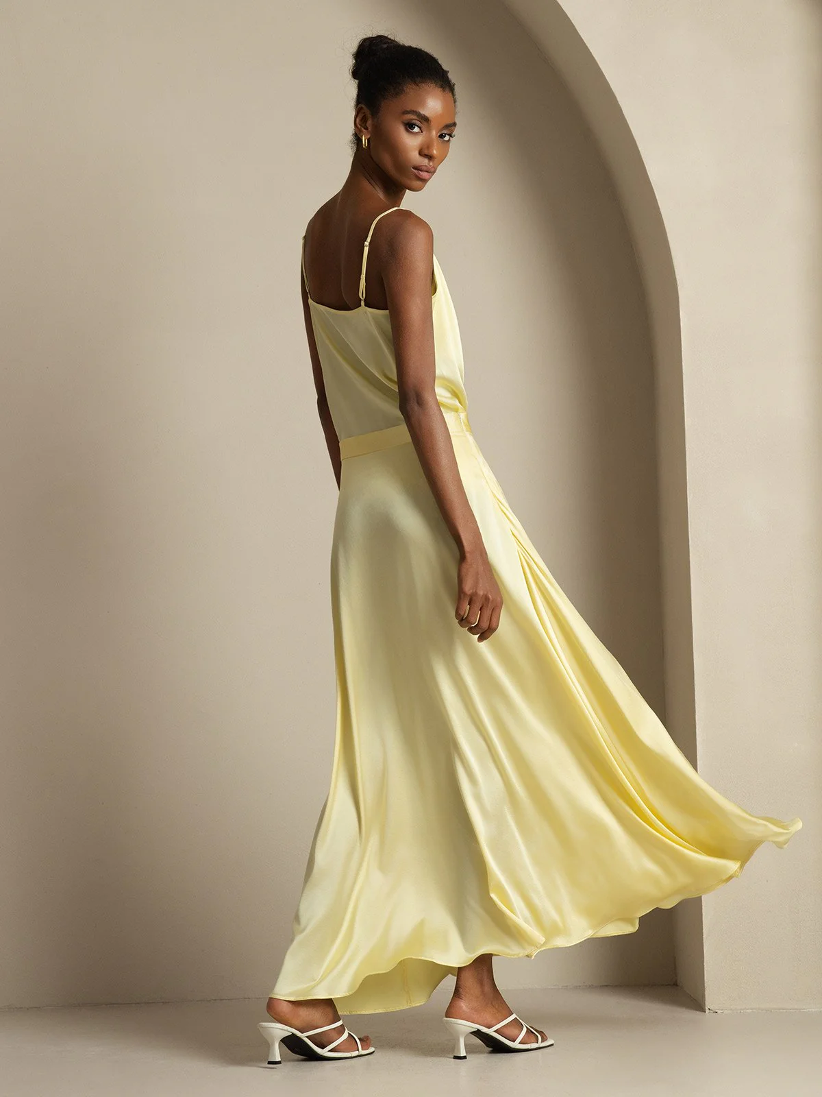 19Momme Silke Cowl Neck Spaghetti Strap Camisole Top & A-Linje Maxi Skirt - Image 10