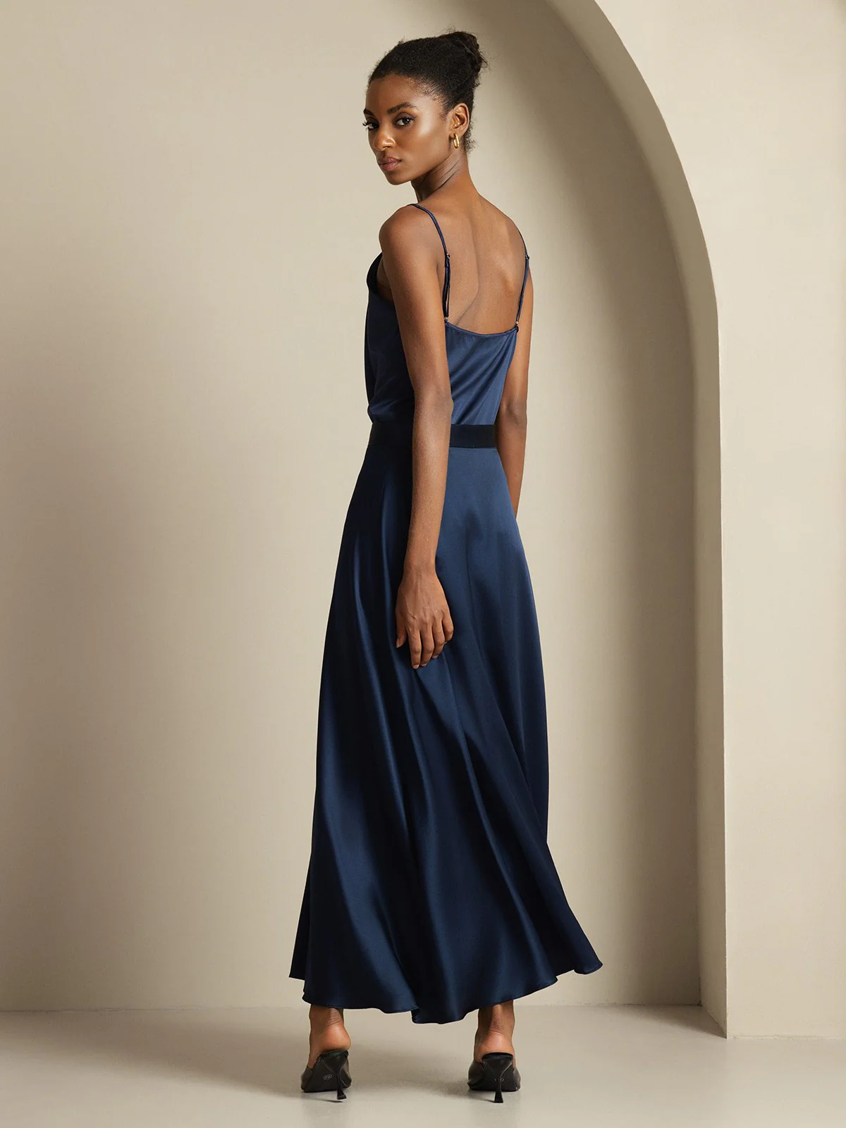19Momme Silke Cowl Neck Spaghetti Strap Camisole Top & A-Linje Maxi Skirt - Image 2