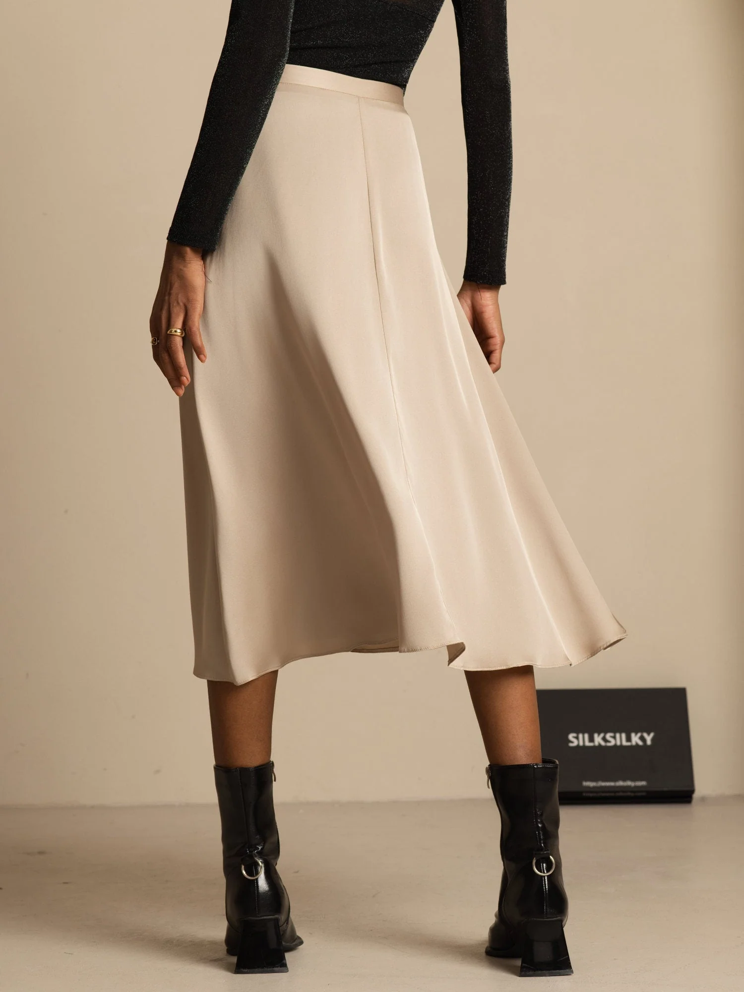 19Momme Silke High Waist A-Linje Plisseret Midi Nederdel med Lommer - Image 2
