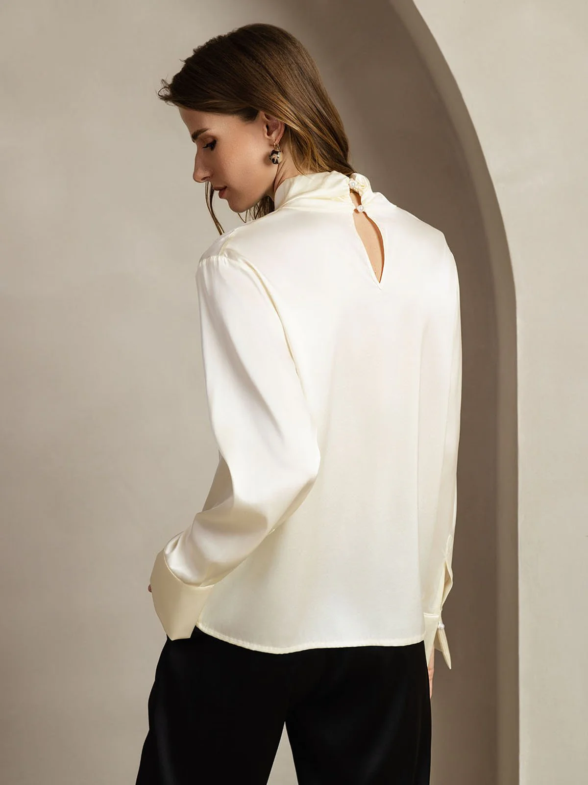 19 Momme Silkebluse Med Keyhole Hals Og Perlelignende Knapper - Image 15