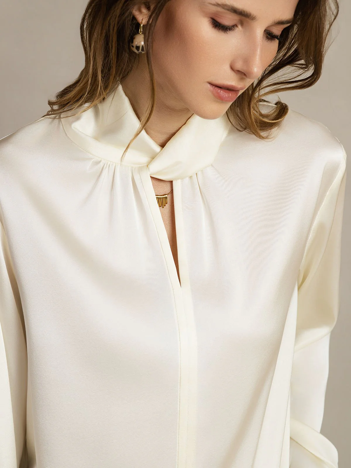 19 Momme Silkebluse Med Keyhole Hals Og Perlelignende Knapper - Image 18