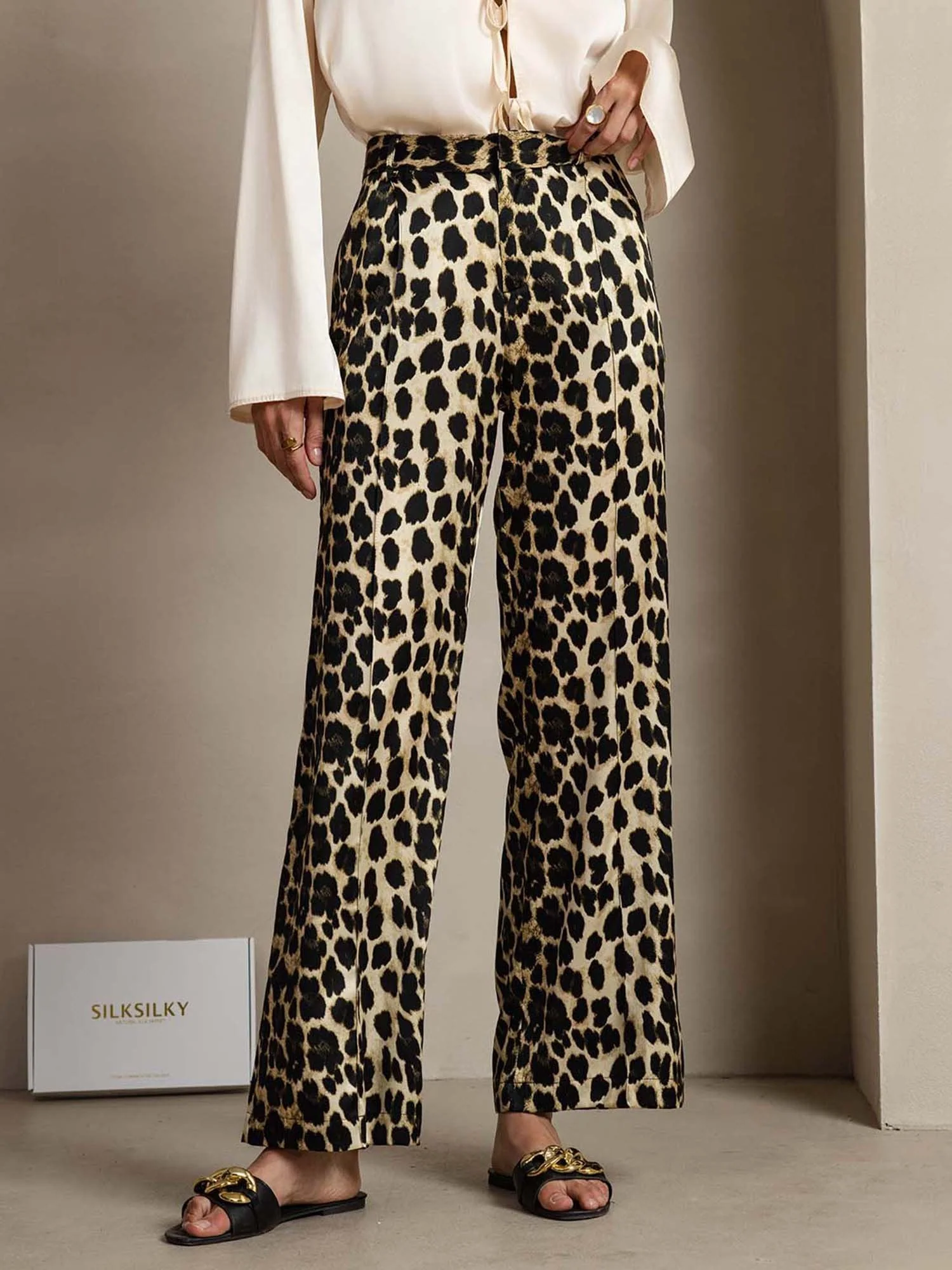 19Momme Damebukser I Silke Med Leopardprint Og Lige Ben Med Sidelommer
