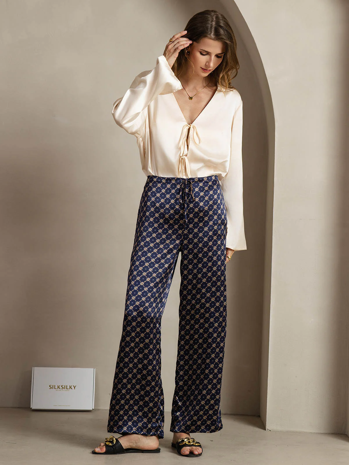 19Momme Silke Marineblå Chain Print Vide Damebukser Med Sidelommer Design - Image 3