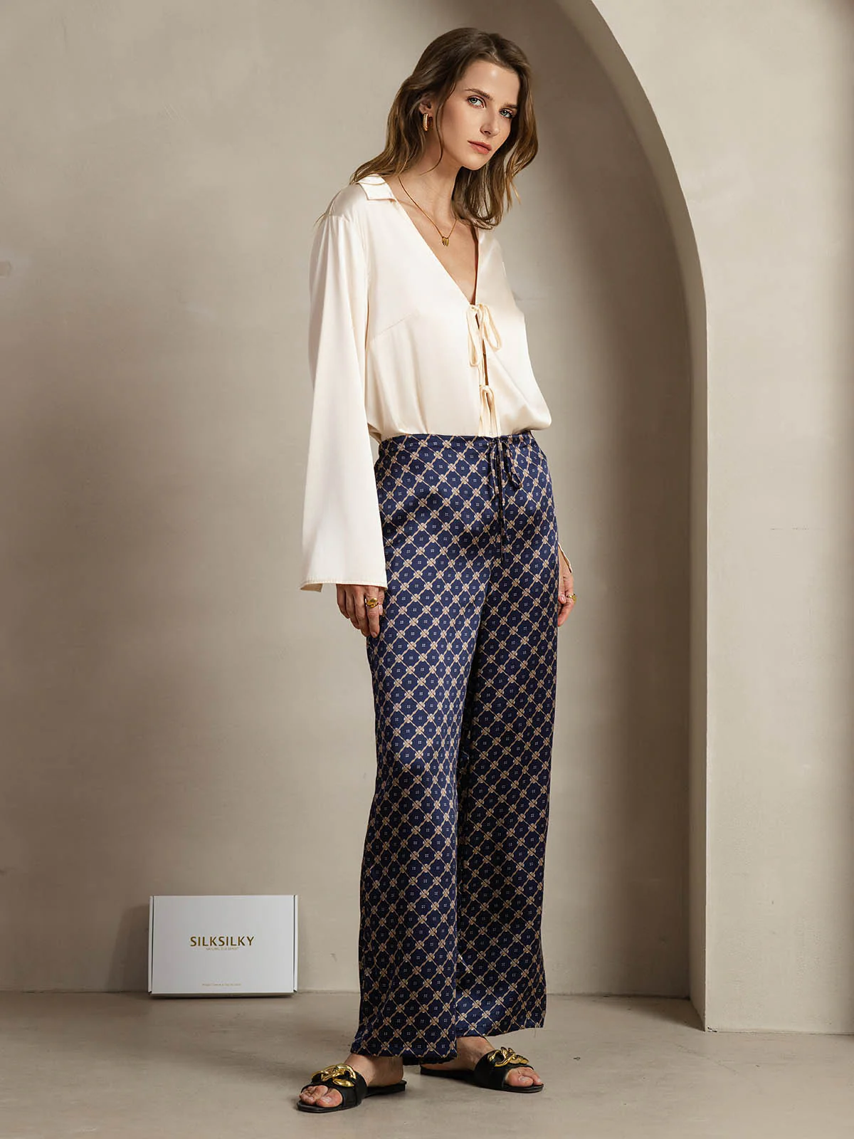 19Momme Silke Marineblå Chain Print Vide Damebukser Med Sidelommer Design - Image 4
