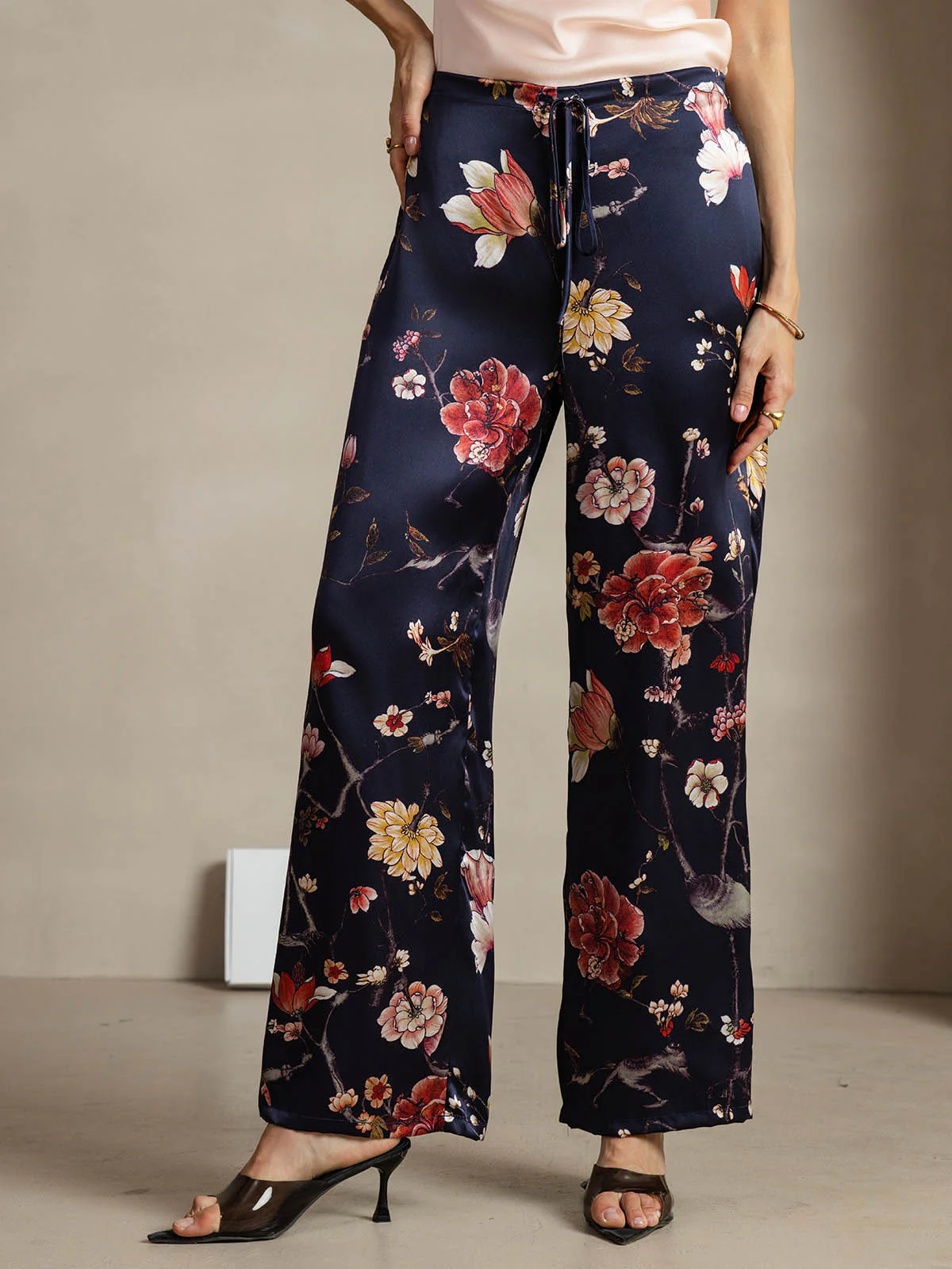 19Momme Silke Marineblå Blomstermønstrede Vide Damebukser Med Sidelommer Design