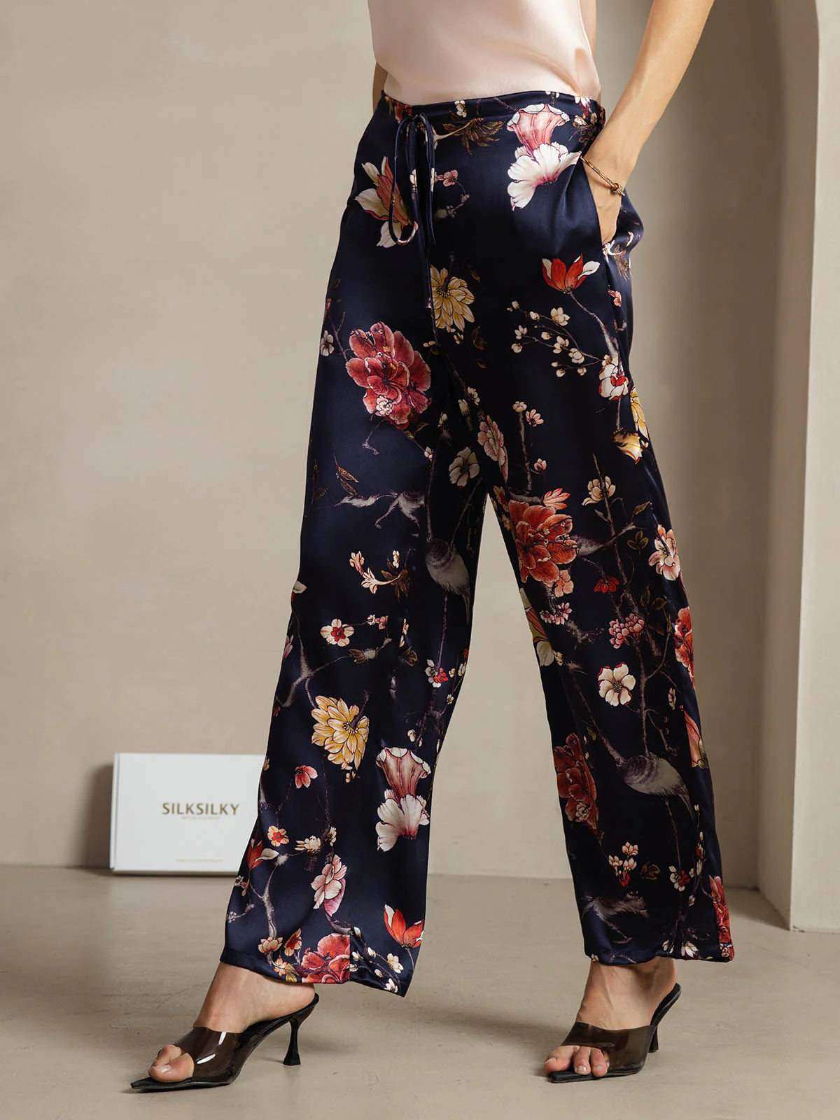 19Momme Silke Marineblå Blomstermønstrede Vide Damebukser Med Sidelommer Design - Image 3