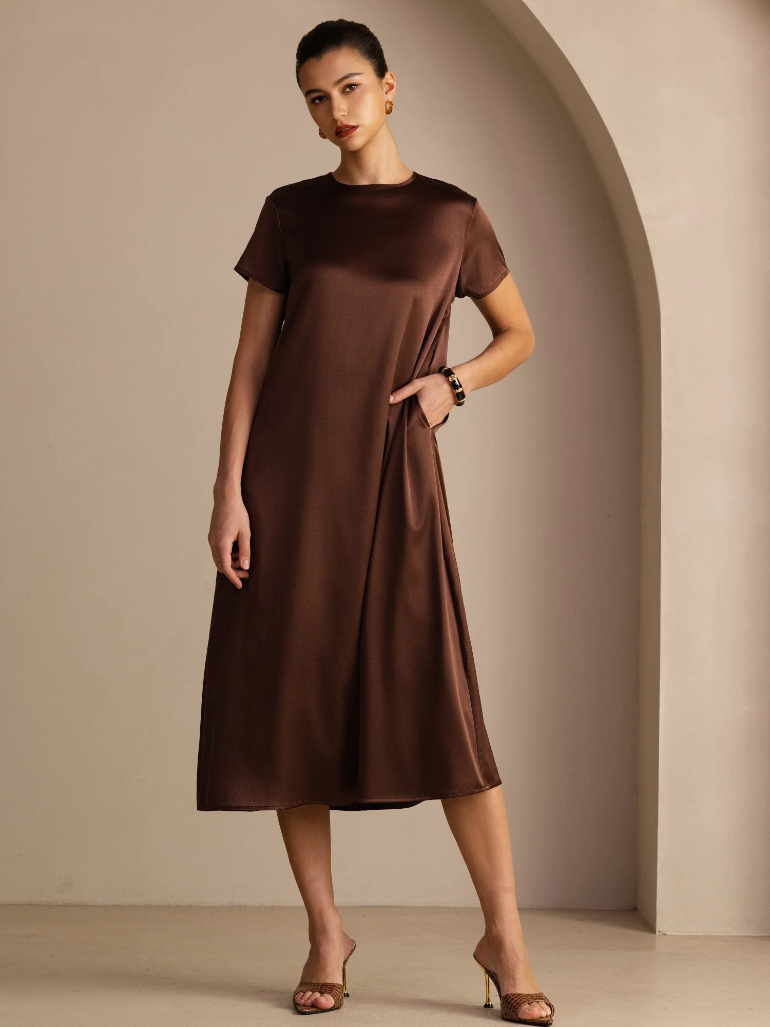 19 Momme Silke-midikjole med Rund Hals Korte Ærmer og Sidelommer - Image 8