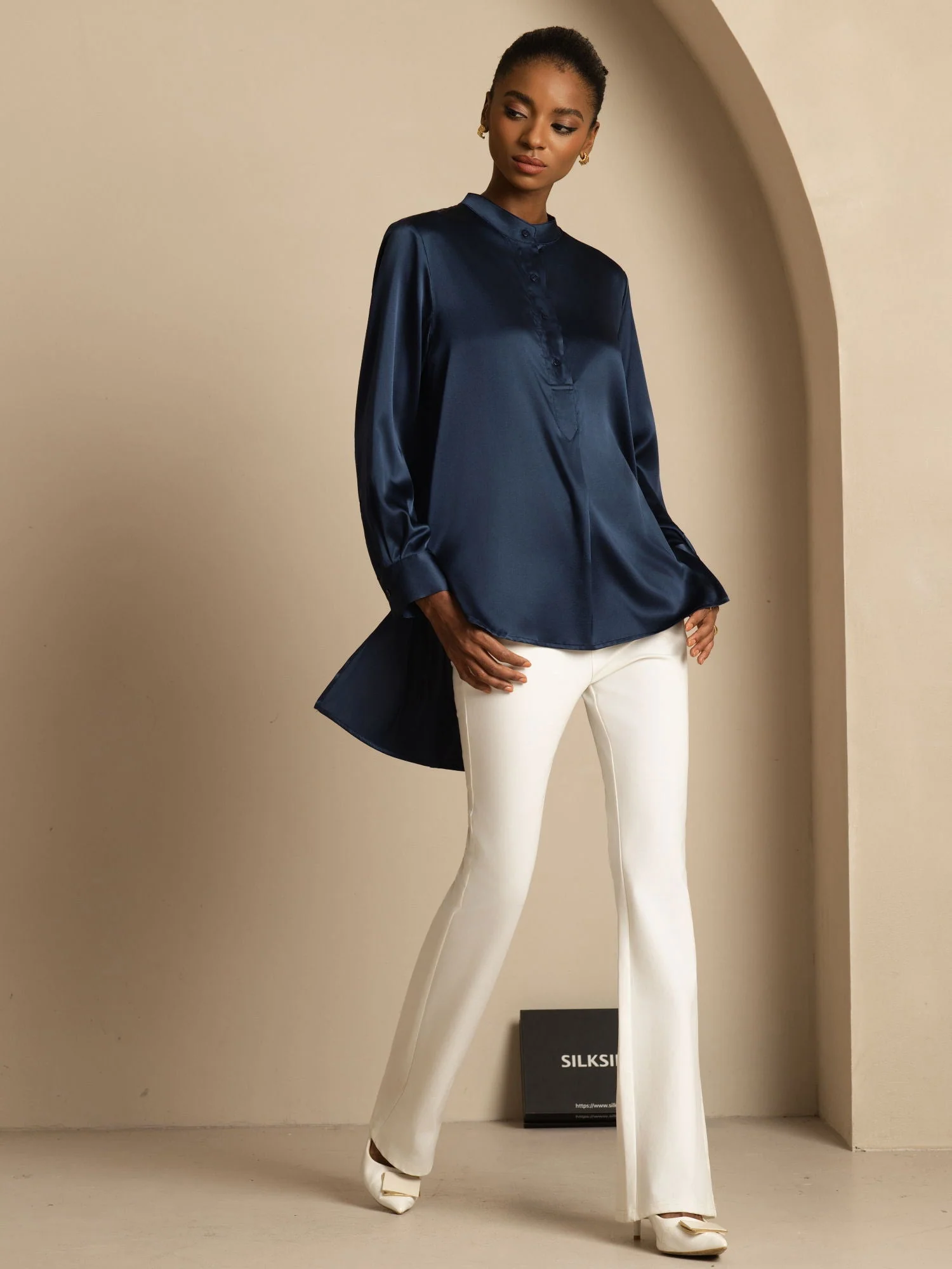 19Momme silke dame Stand Collar High-Low bluse med knapdetaljer
