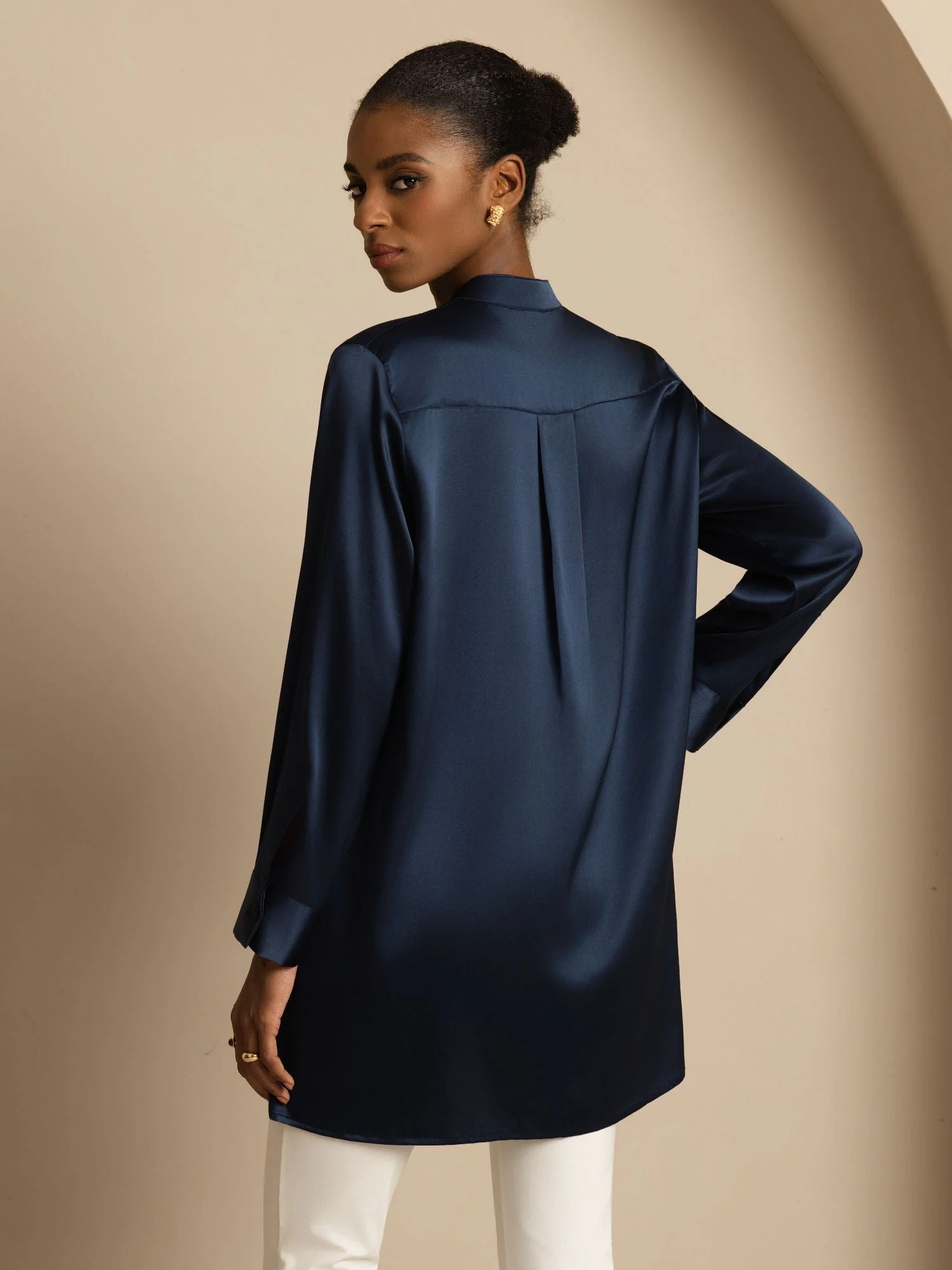 19Momme silke dame Stand Collar High-Low bluse med knapdetaljer - Image 2
