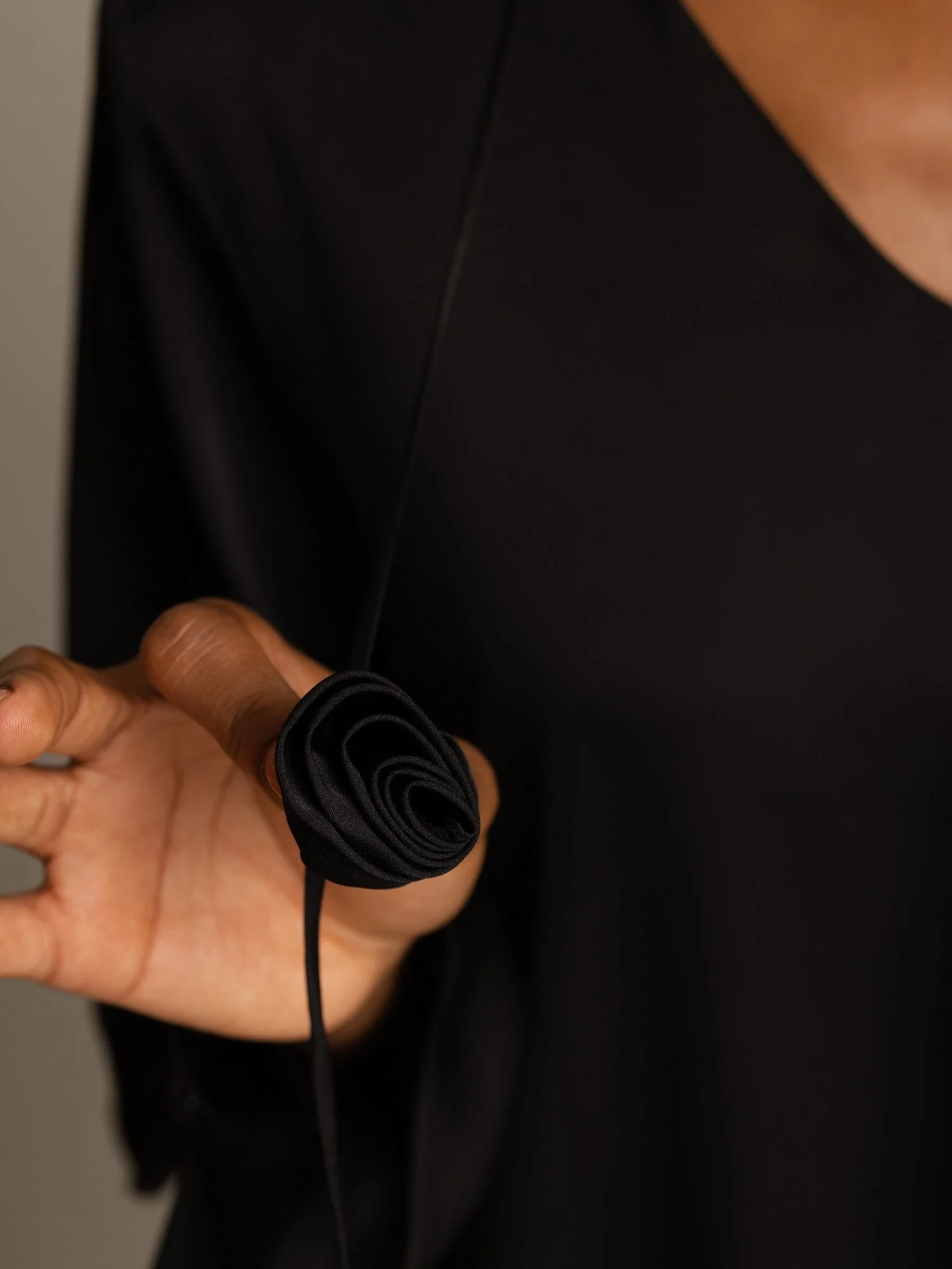19Momme Silke Dame V-Udskæring Langærmet Bluse Med 3D Rose Detalje - Image 13