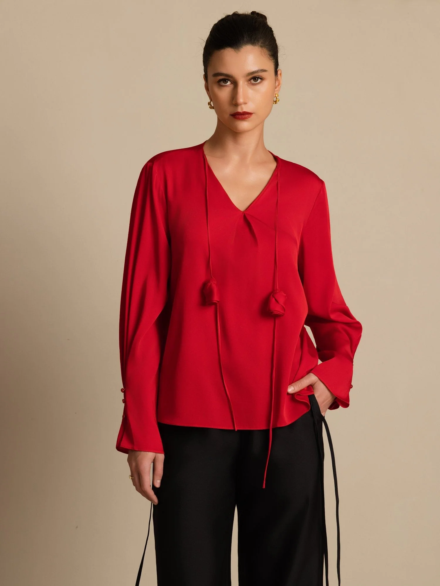 19Momme Silke Dame V-Udskæring Langærmet Bluse Med 3D Rose Detalje - Image 19