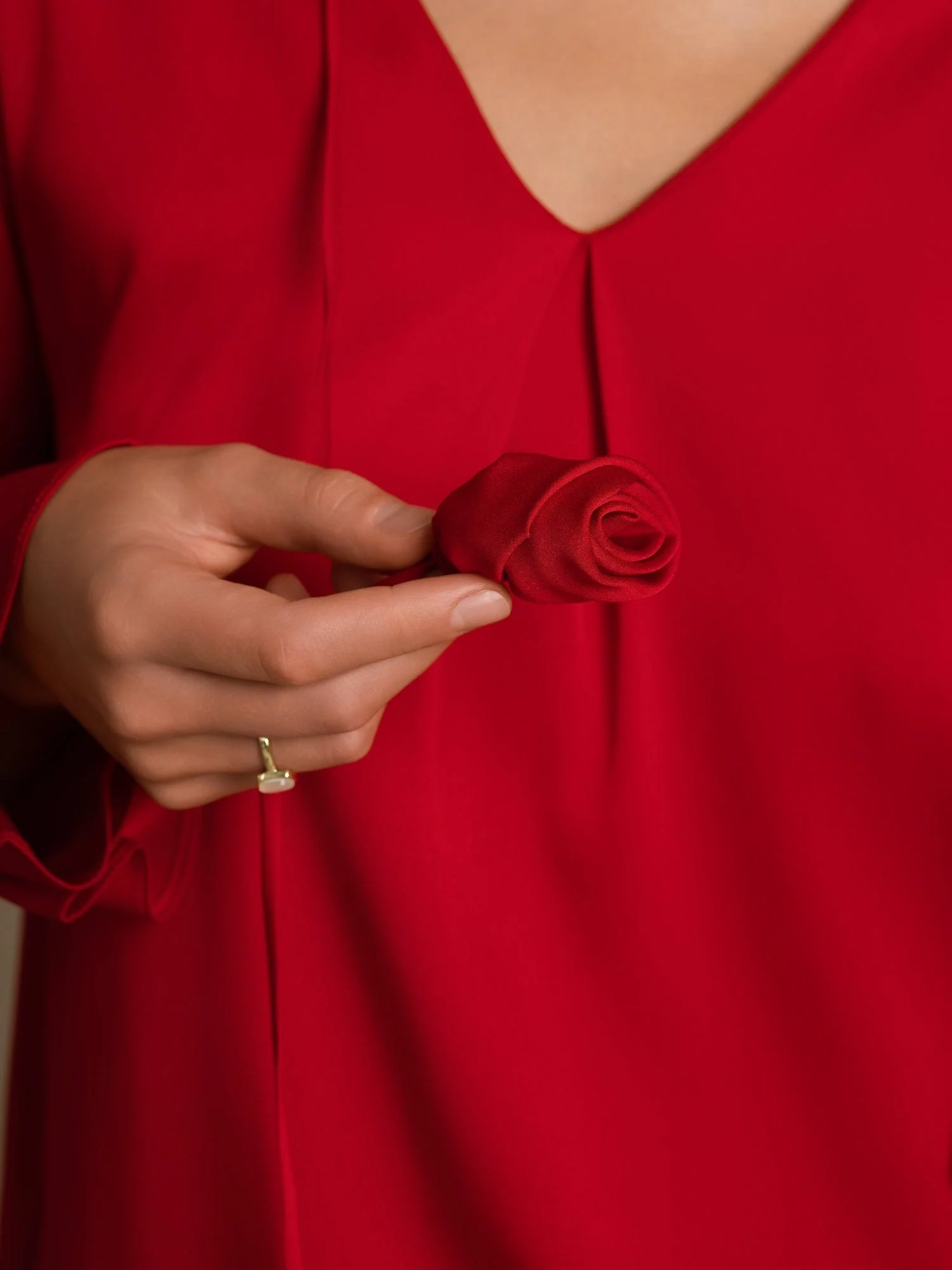 19Momme Silke Dame V-Udskæring Langærmet Bluse Med 3D Rose Detalje - Image 21
