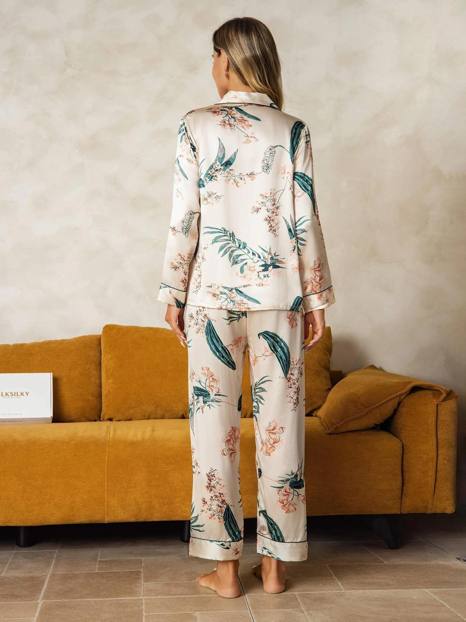 Damepyjamassæt I Ren Silke Med Botanisk Print Og Langærmet Skjorte Med Bukser - Image 6