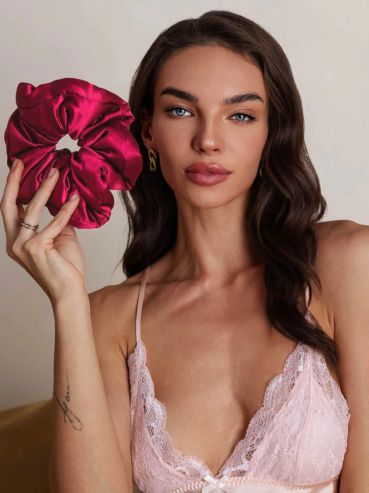 Ren Silke Blød Oversized Hår Scrunchie - 8cm - Image 3