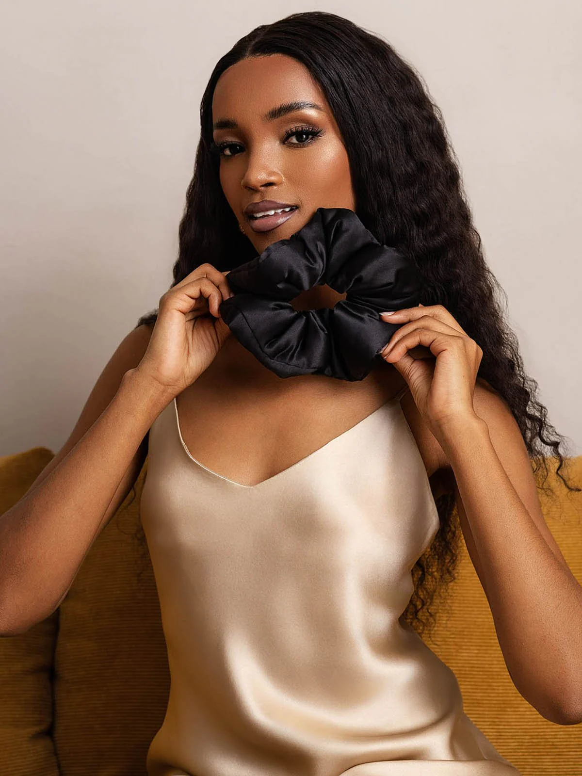 Ren Silke Blød Oversized Hår Scrunchie - 8cm - Image 7