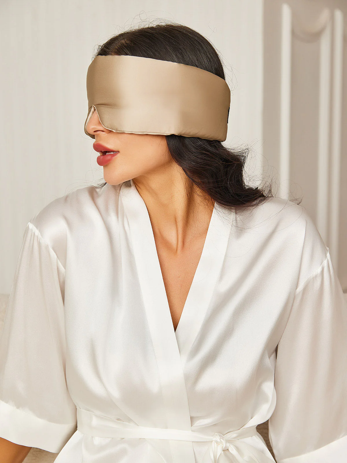 Justerbar Silk Sovemaske med Velcrolukning og Omkredsende Design - Image 39