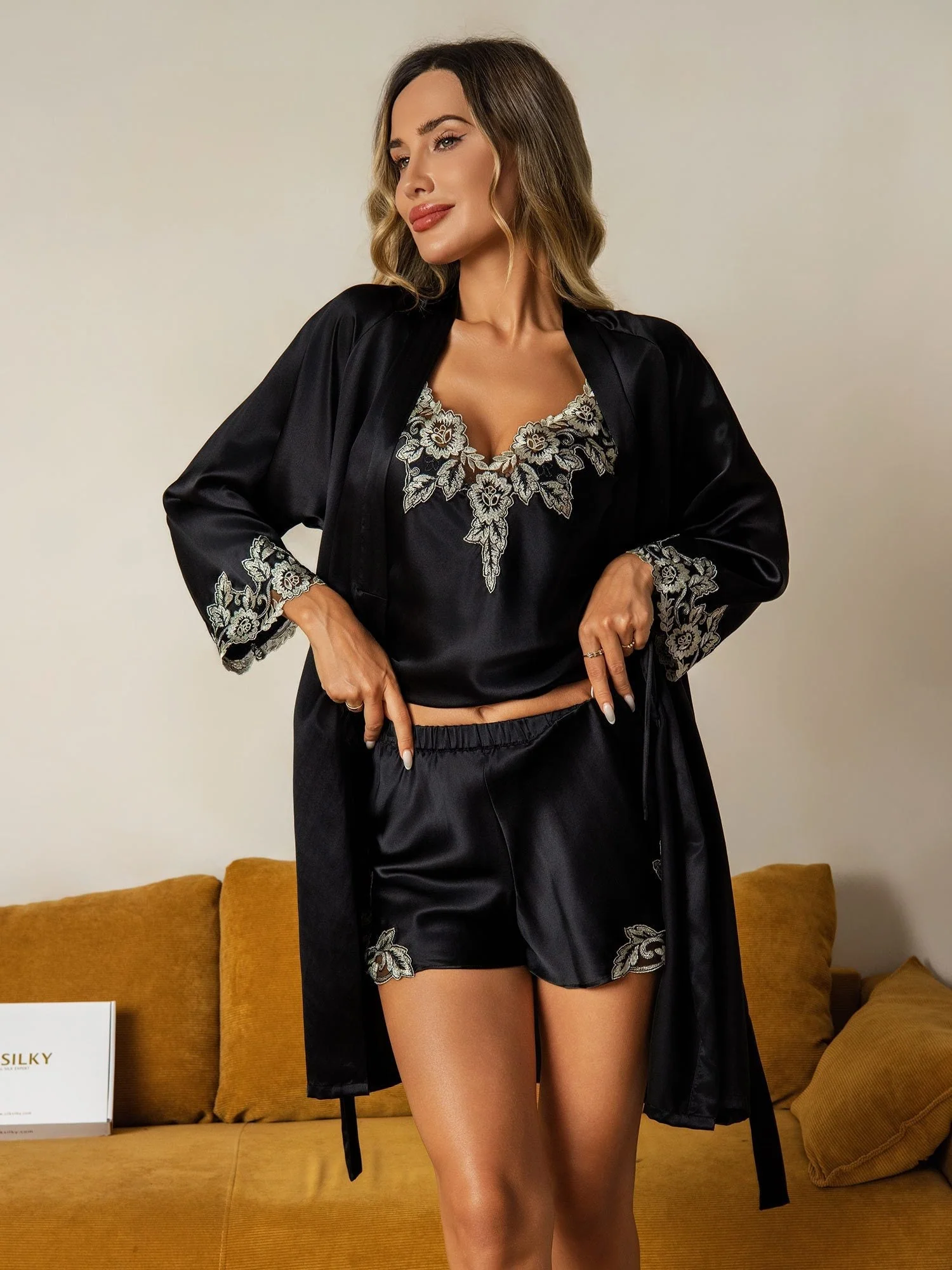 Elegant Ren Silke Morgenkåbe Og Camisole Set Med Blondekant 3 Dele - Image 18