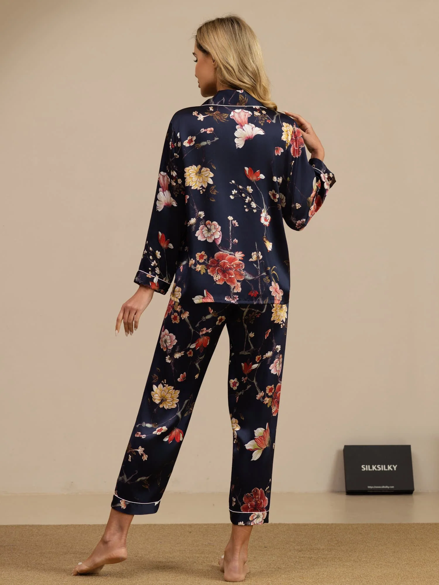 Dame Pyjamas Sæt I Ren Silke Med Marineblå Blomsterprint Og Lange Ærmer Med Krave Og Knaplukning - Image 2