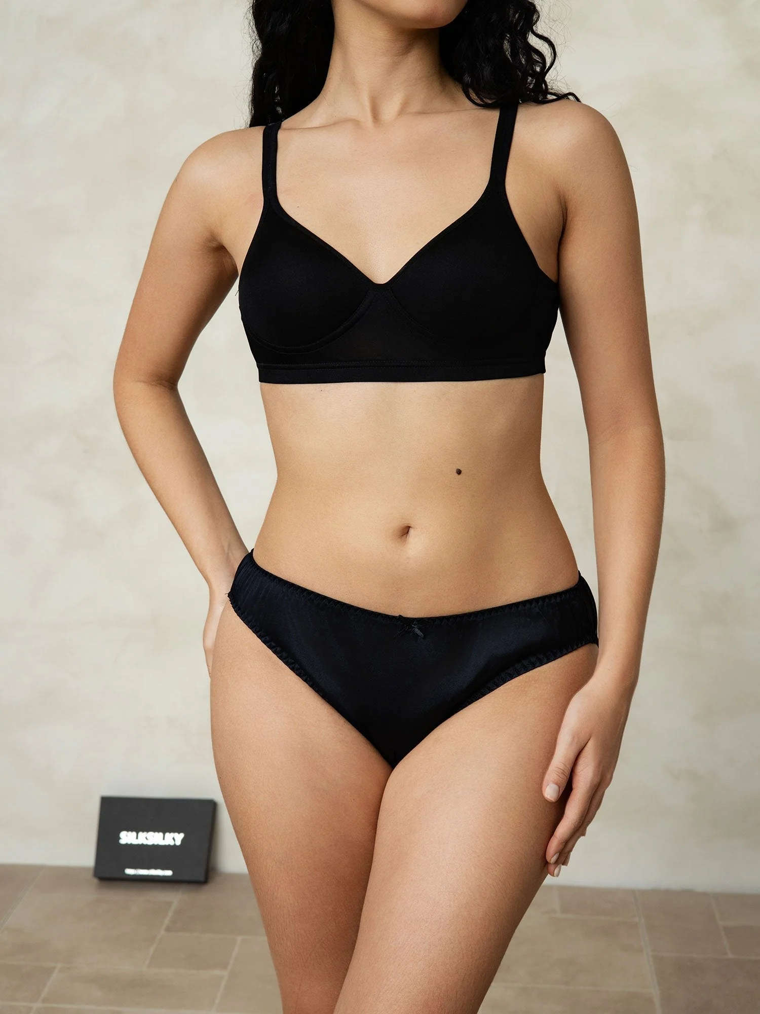 100% Morbærsilke Klassiske Bikinitrusser med Sløjfe - Image 4