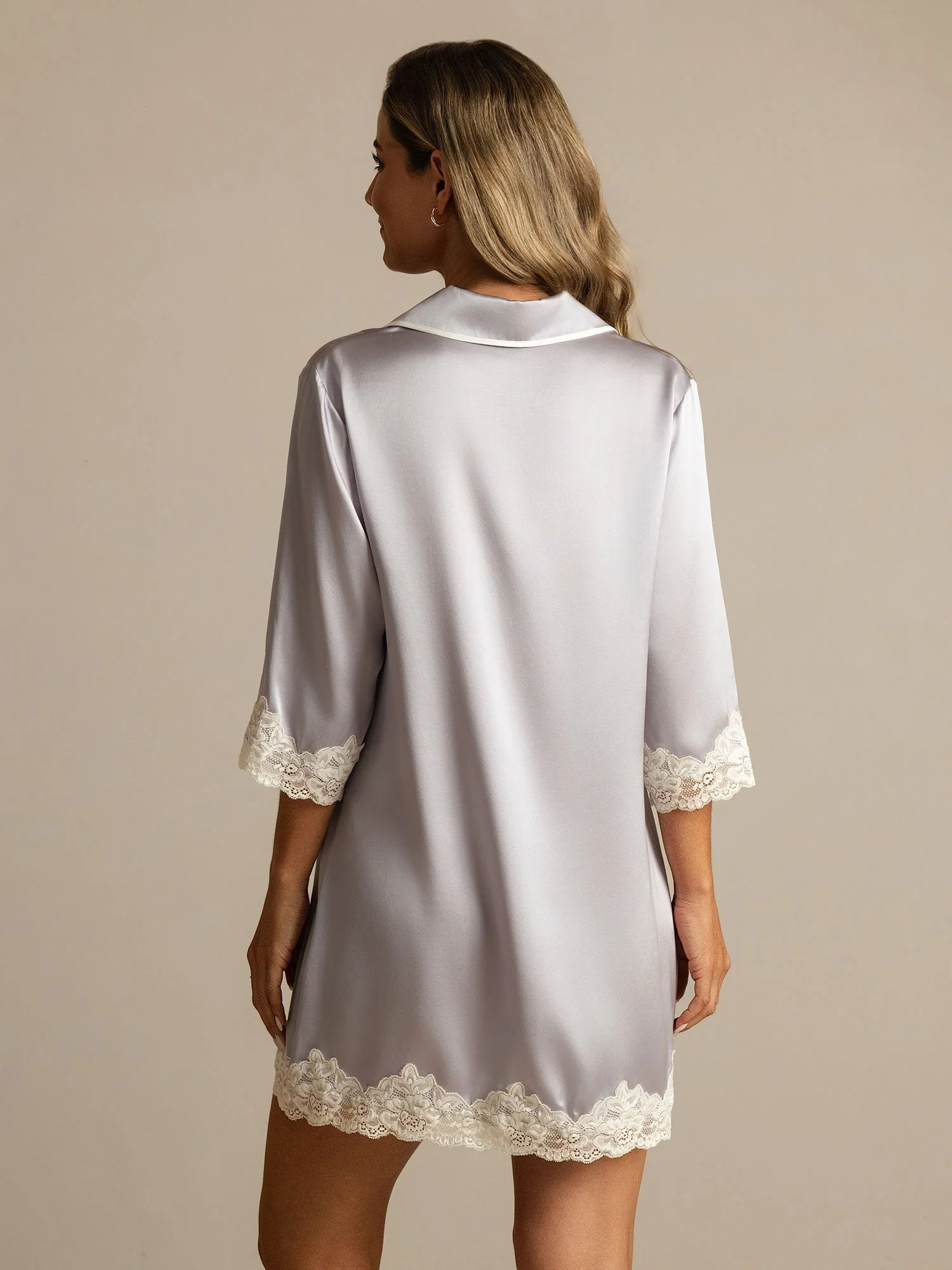 Ren Silke Knappe Natkjole med Kniplings Design - Image 10