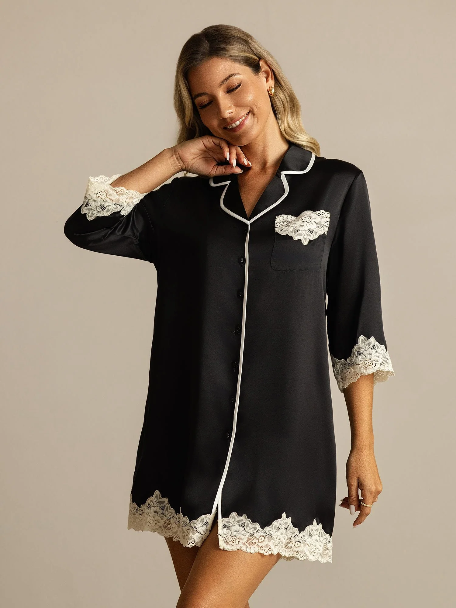 Ren Silke Knappe Natkjole med Kniplings Design - Image 18