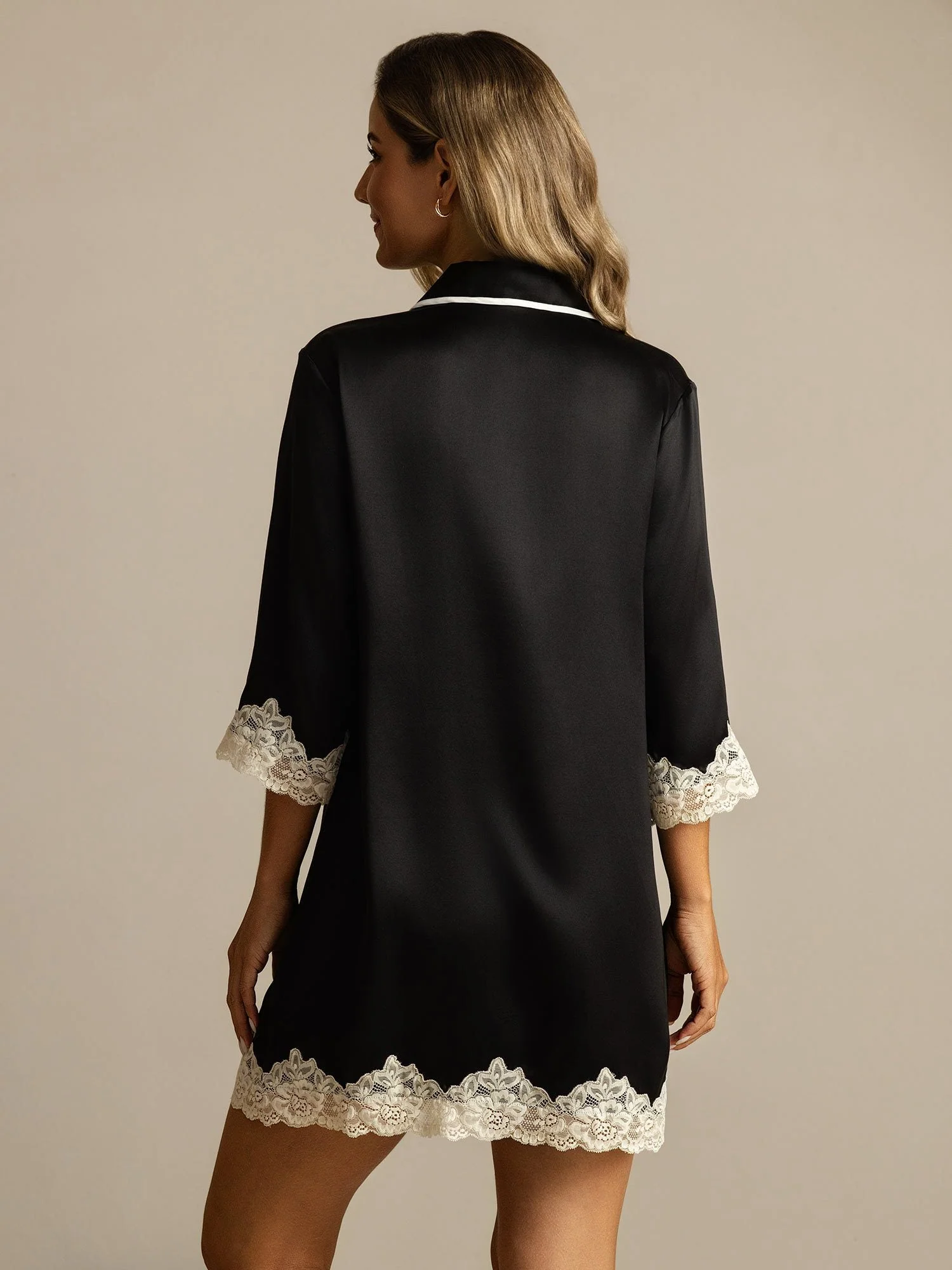 Ren Silke Knappe Natkjole med Kniplings Design - Image 19