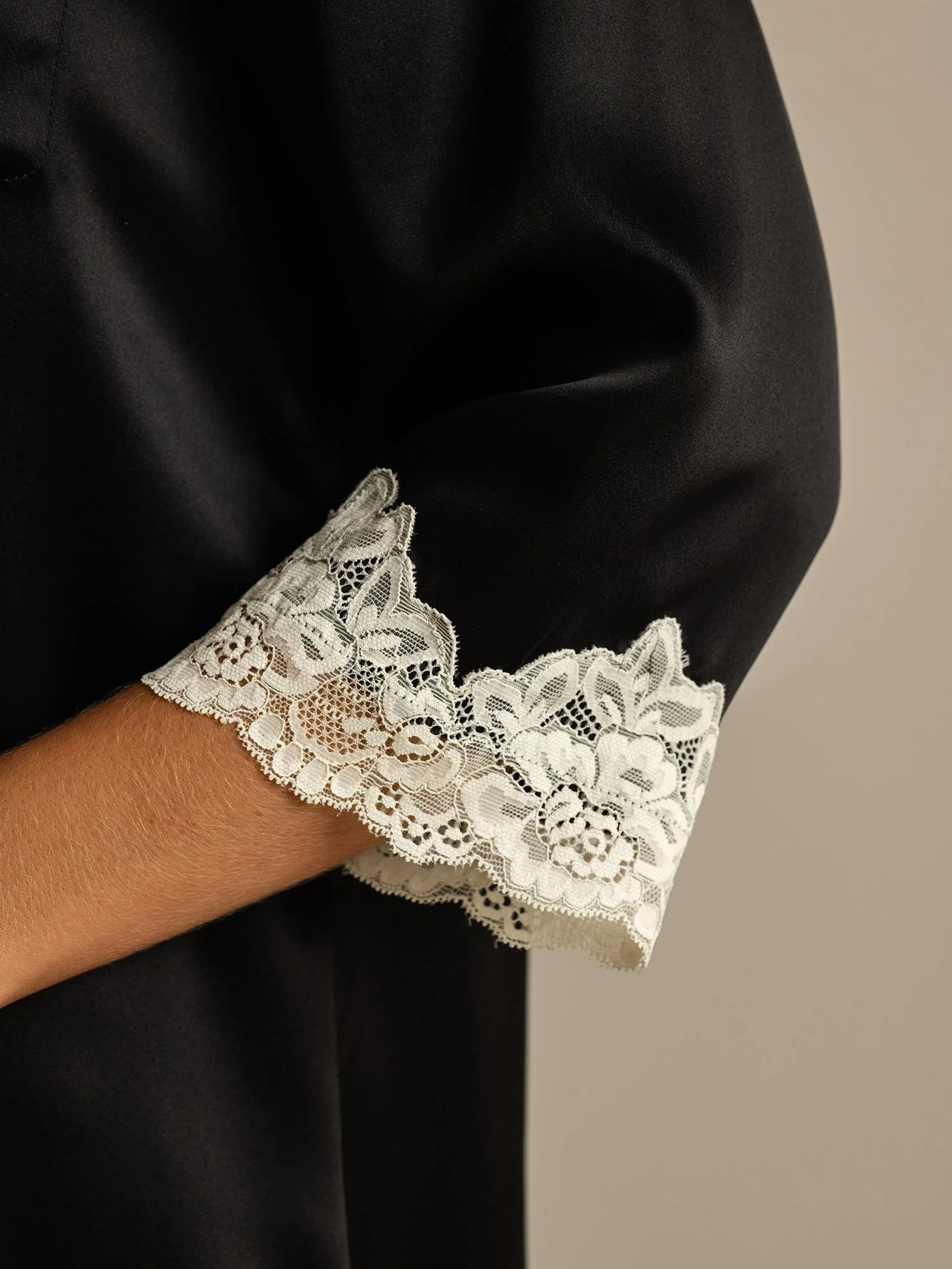 Ren Silke Knappe Natkjole med Kniplings Design - Image 22