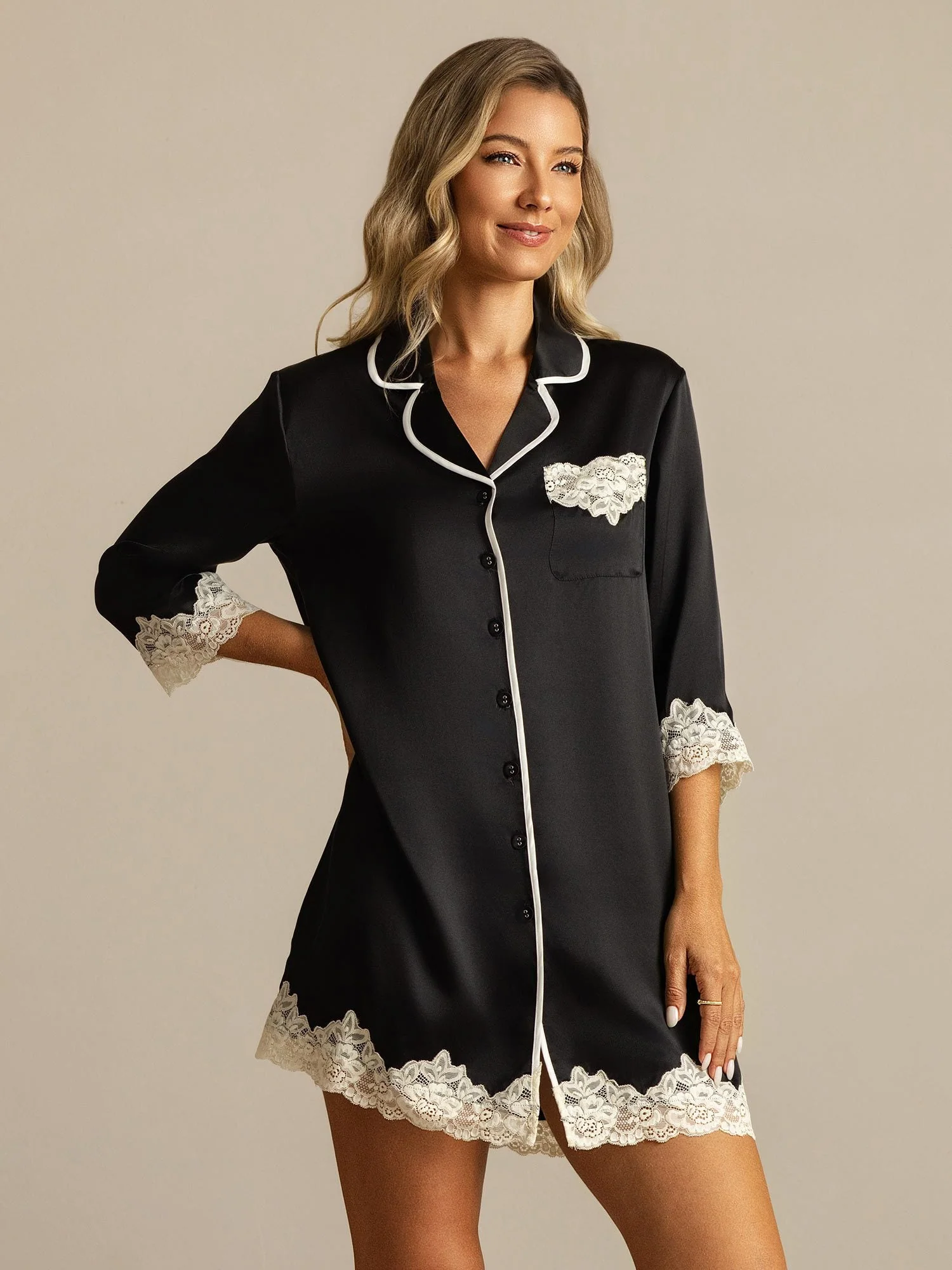 Ren Silke Knappe Natkjole med Kniplings Design - Image 25
