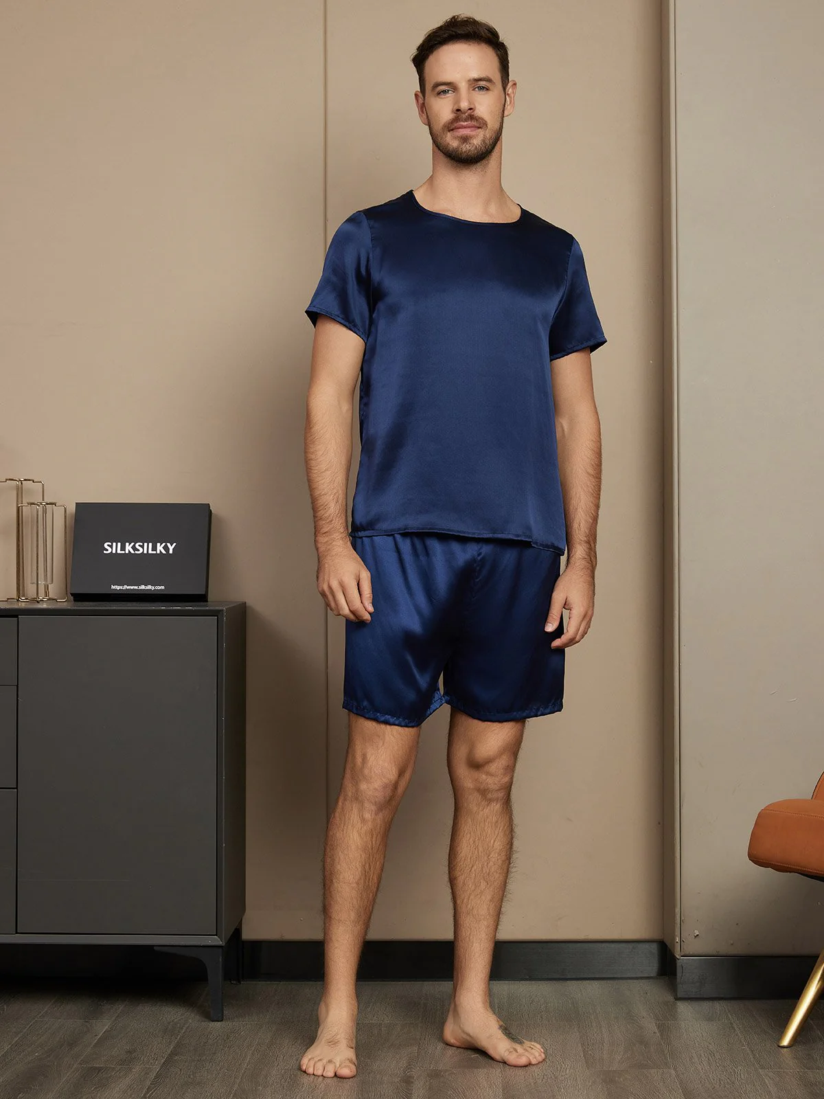Herrepysjamas I Ren Silke Med Korte Ærmer Rund Hals Og Shorts - Image 10