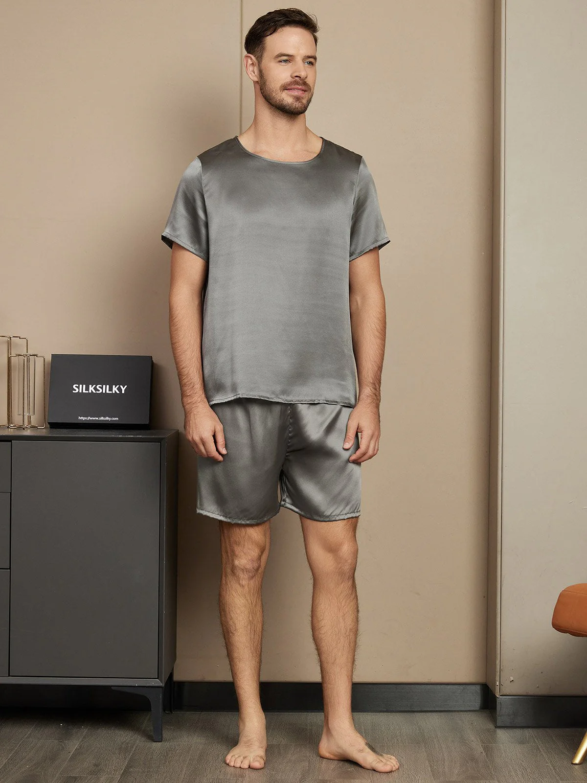Herrepysjamas I Ren Silke Med Korte Ærmer Rund Hals Og Shorts - Image 11