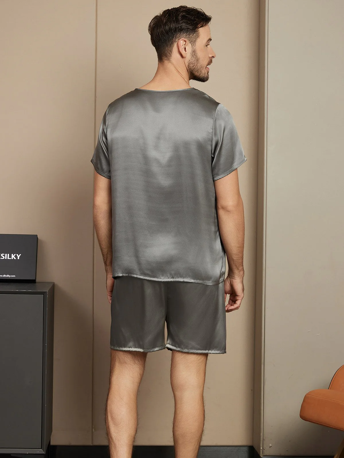 Herrepysjamas I Ren Silke Med Korte Ærmer Rund Hals Og Shorts - Image 12