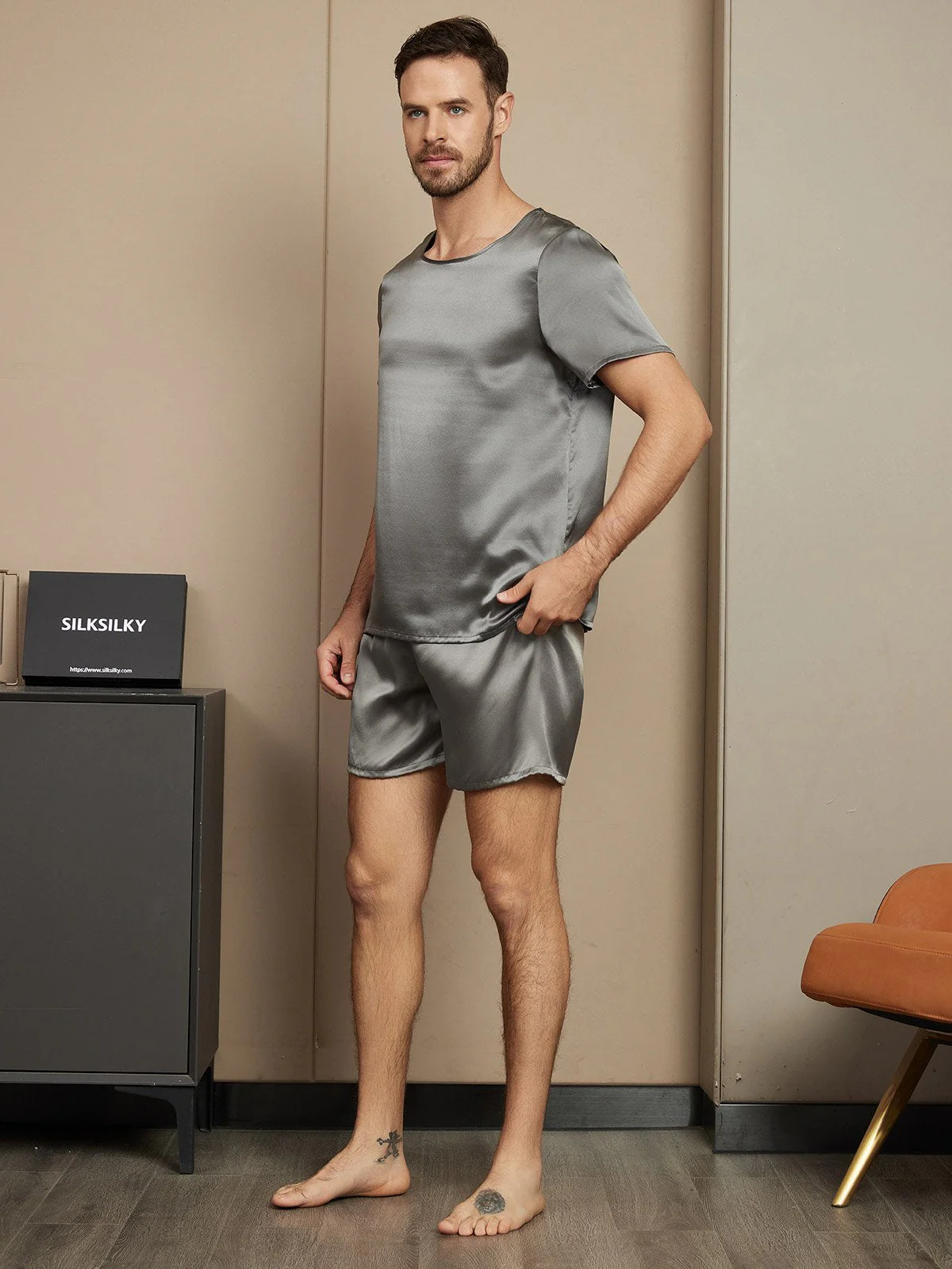 Herrepysjamas I Ren Silke Med Korte Ærmer Rund Hals Og Shorts - Image 13