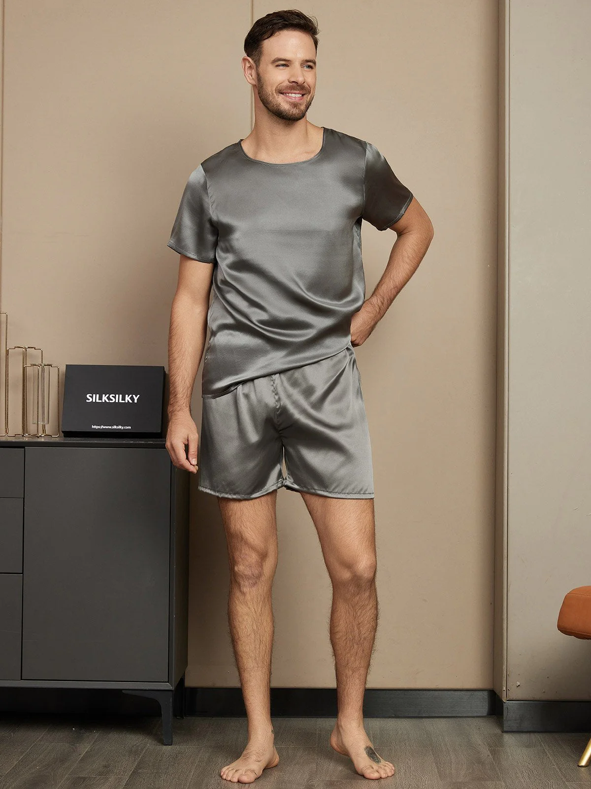 Herrepysjamas I Ren Silke Med Korte Ærmer Rund Hals Og Shorts - Image 14