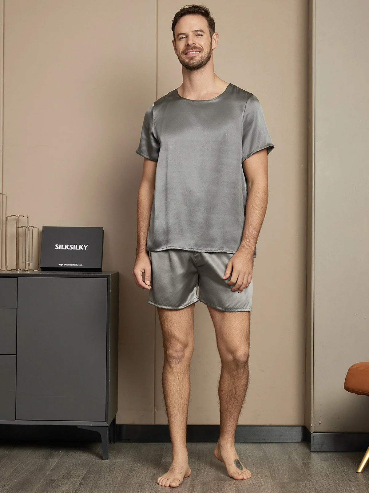 Herrepysjamas I Ren Silke Med Korte Ærmer Rund Hals Og Shorts - Image 15