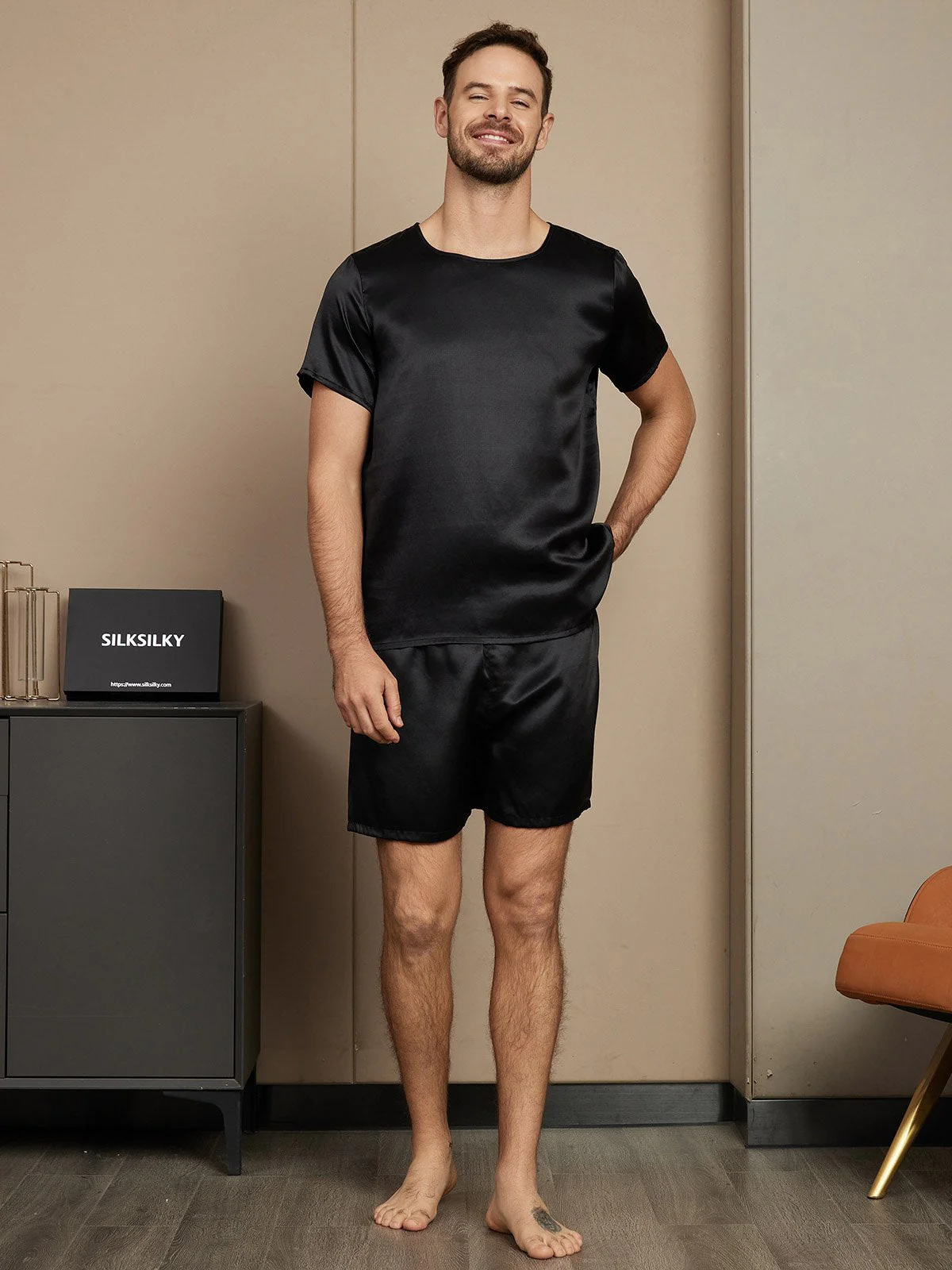 Herrepysjamas I Ren Silke Med Korte Ærmer Rund Hals Og Shorts - Image 5