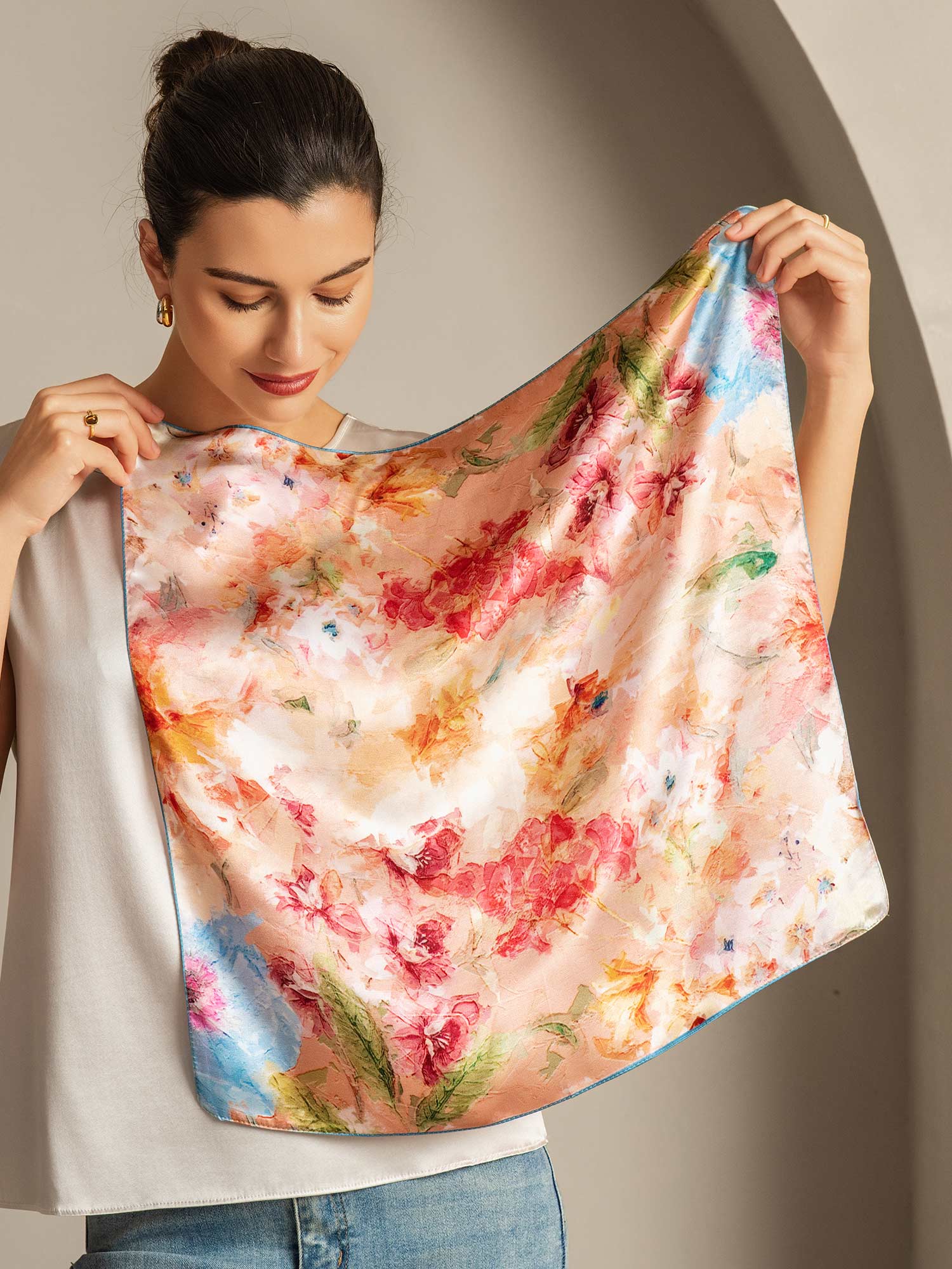 Pure Silk Floral Bliss Square Scarf - Størrelse 53x53cm - Image 2
