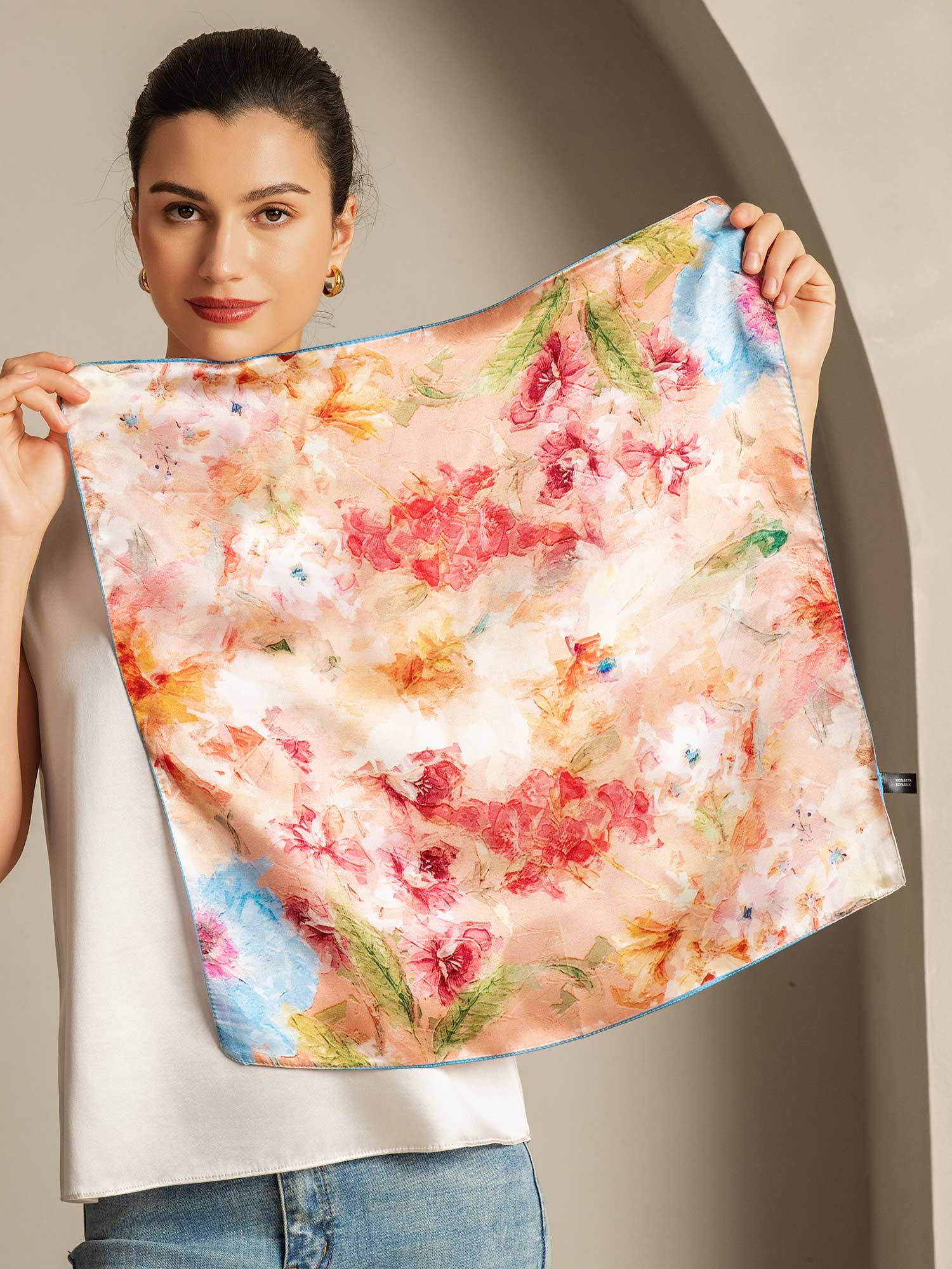 Pure Silk Floral Bliss Square Scarf - Størrelse 53x53cm - Image 4