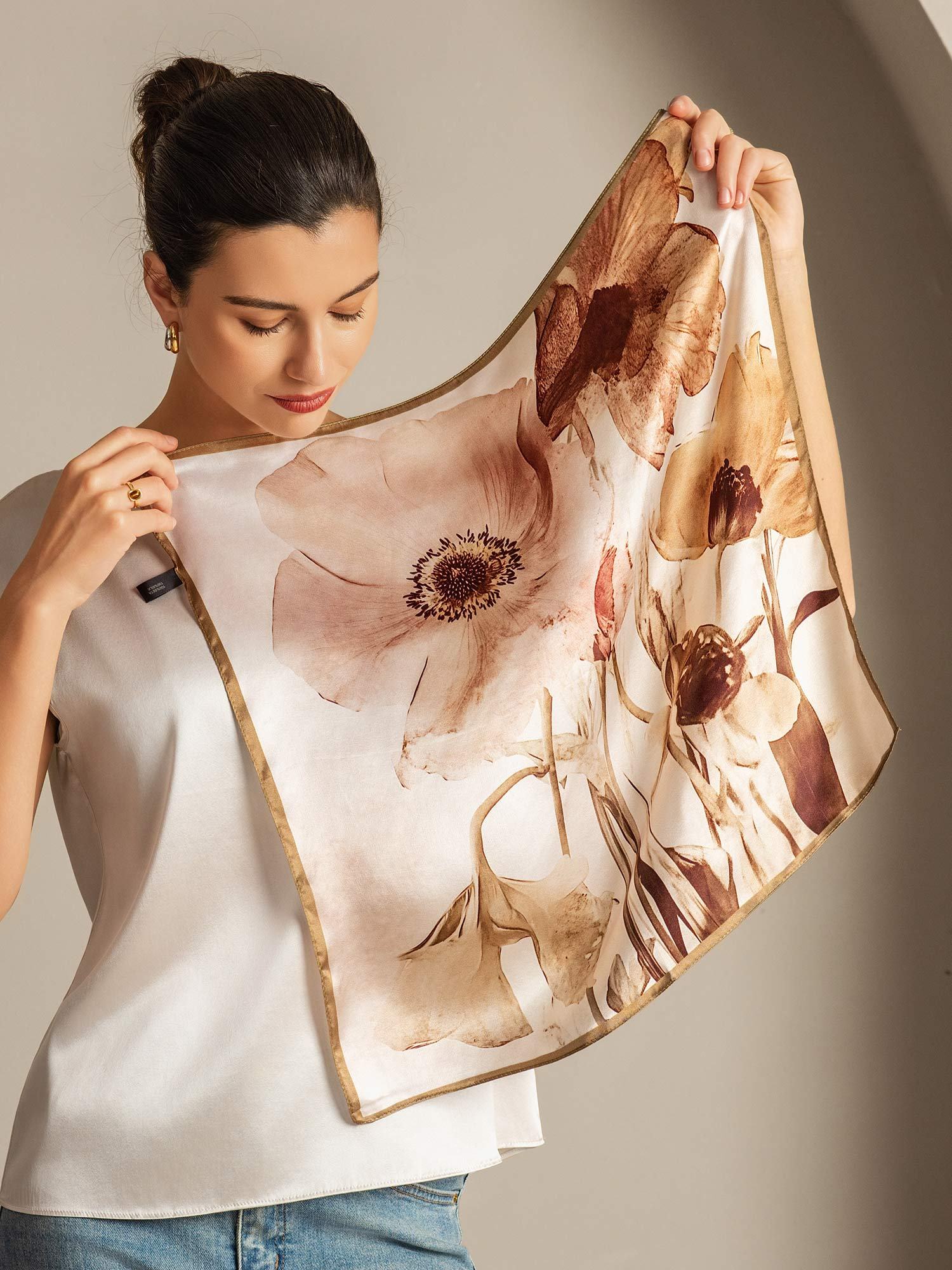 Pure Silk Floral Firkantet Tørklæde med Guldkant 53*53 cm - Image 2