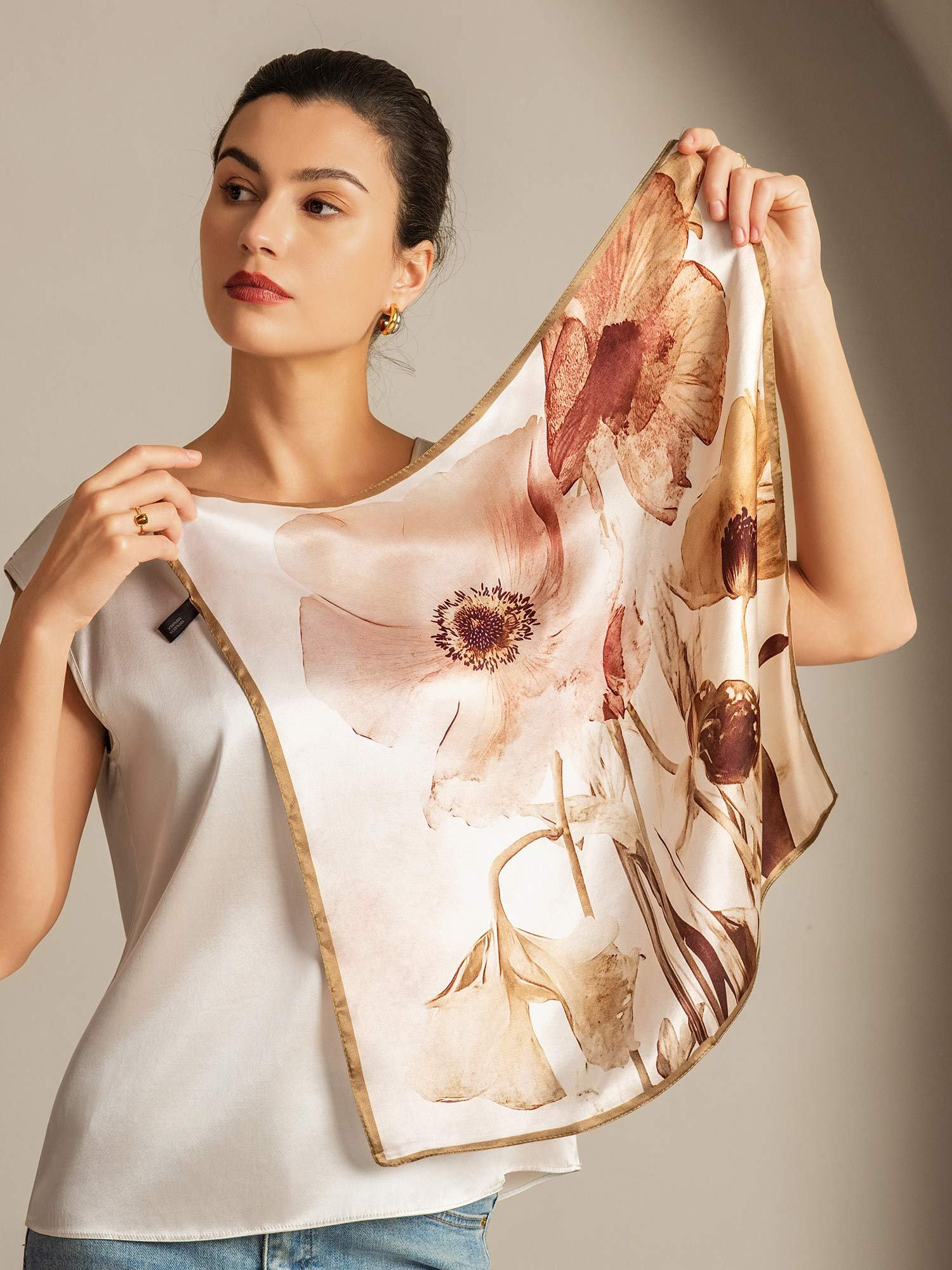 Pure Silk Floral Firkantet Tørklæde med Guldkant 53*53 cm - Image 4