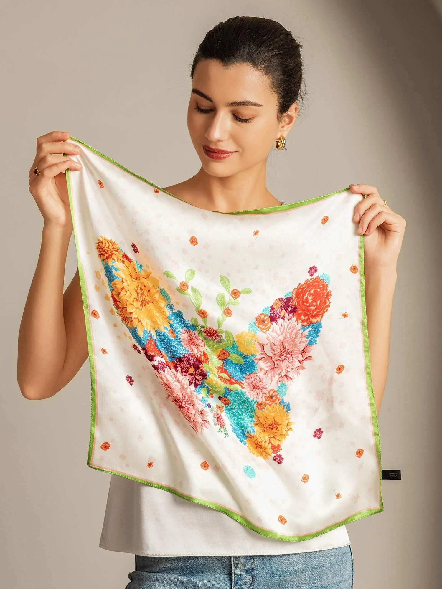 Pure Silke Blomster Kvadrat Skjerf med Grøn Kant 53*53 cm - Image 3