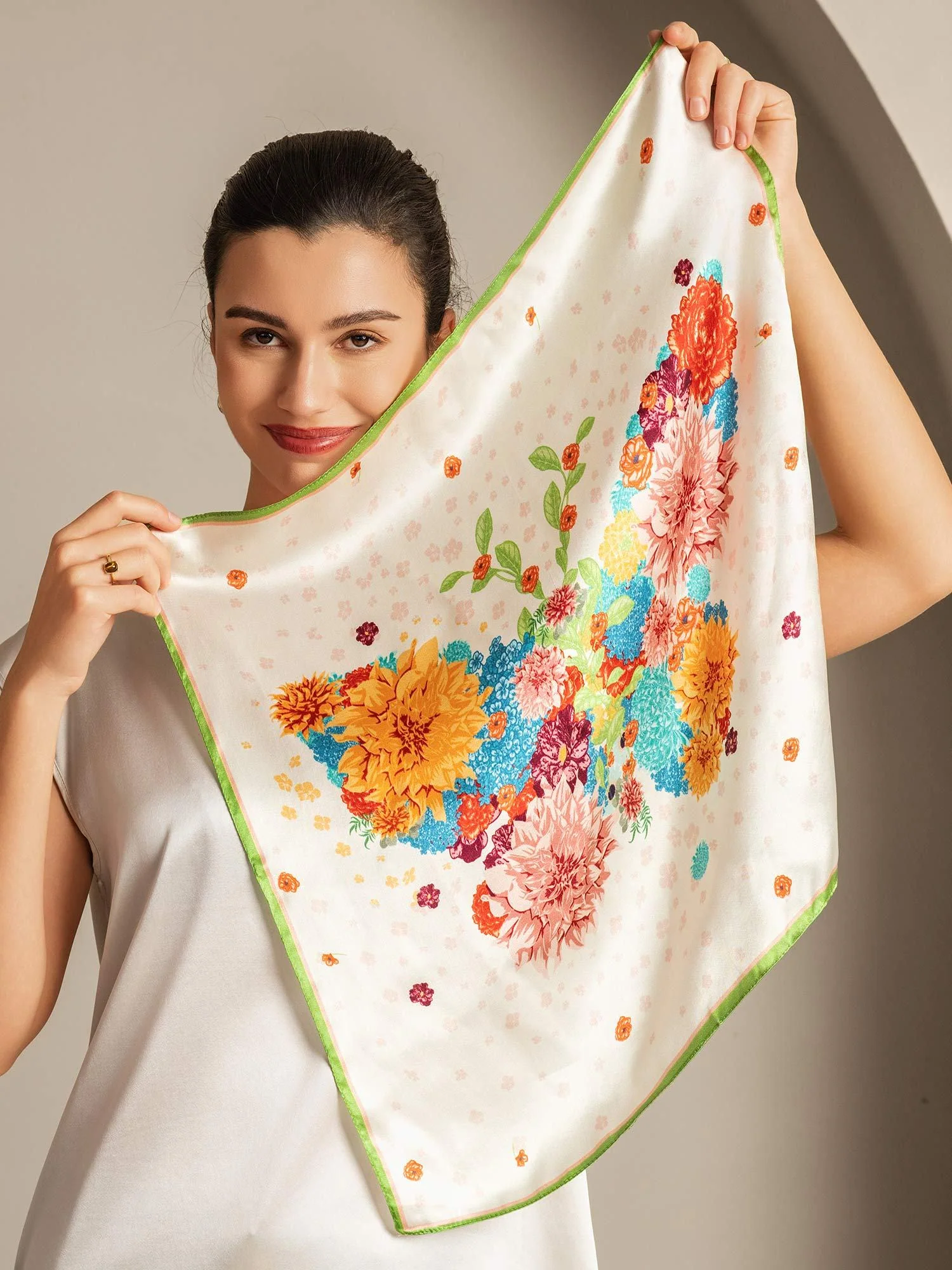Pure Silke Blomster Kvadrat Skjerf med Grøn Kant 53*53 cm - Image 4
