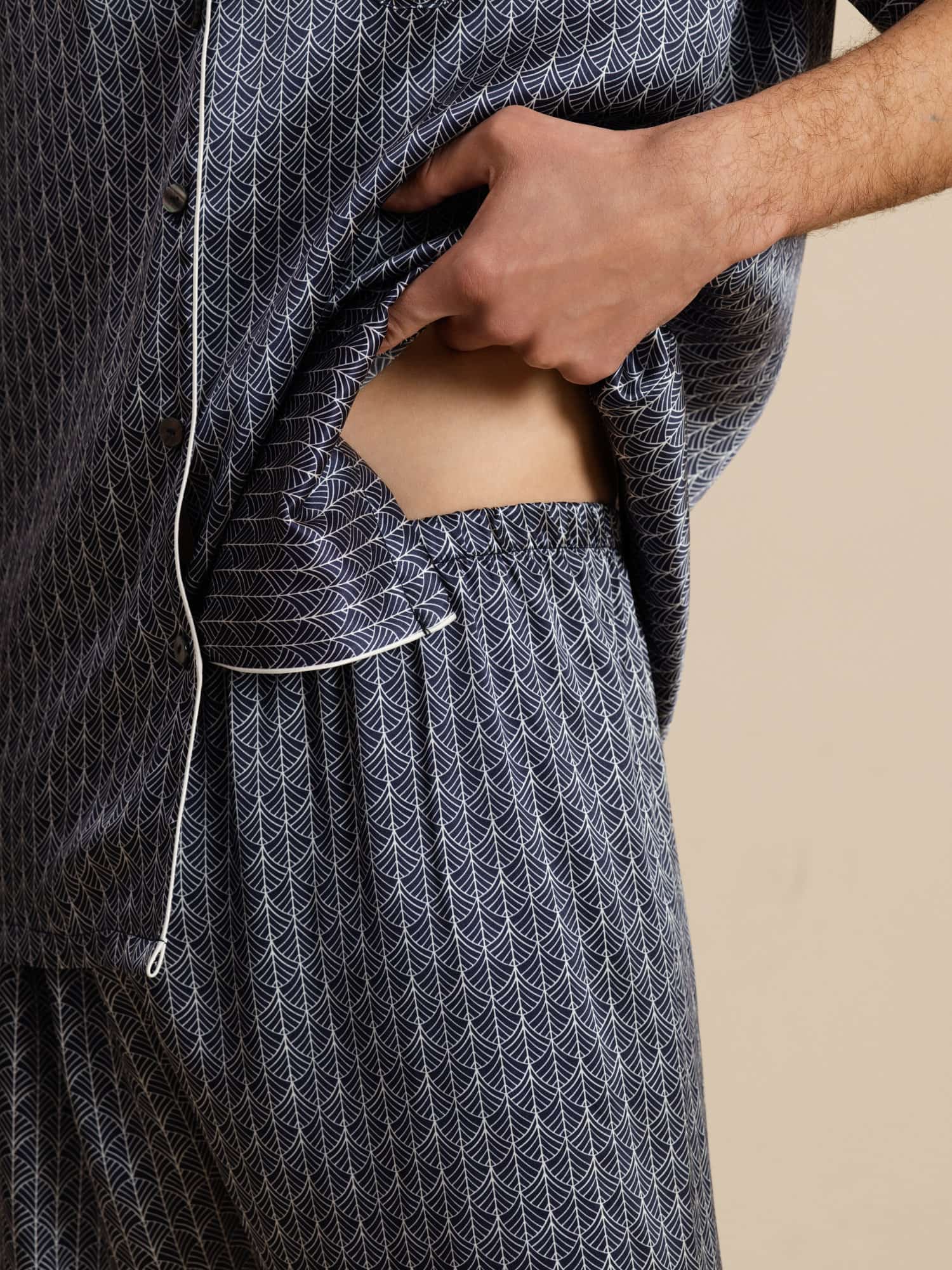 Herre Pyjamas Sæt I Ren Silke Marineblå Med Ginkgo Print Korte Ærmer Og Reverskrave - Image 8